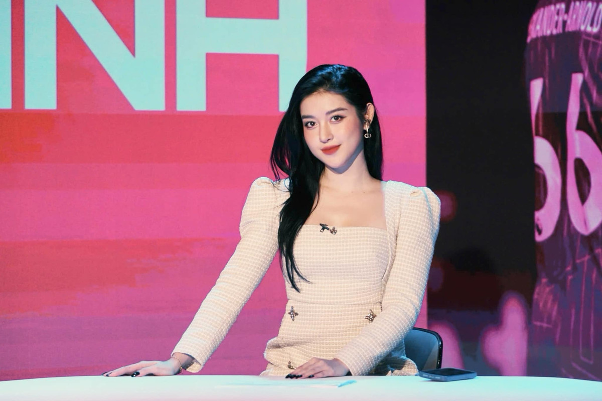 Từ một cô gái yêu thích những bộ cánh trẻ trung, năng động, Huyền My ngày càng chuộng những thiết kế thanh lịch, sang trọng. Ảnh: FB Nguyen Tran Huyen My