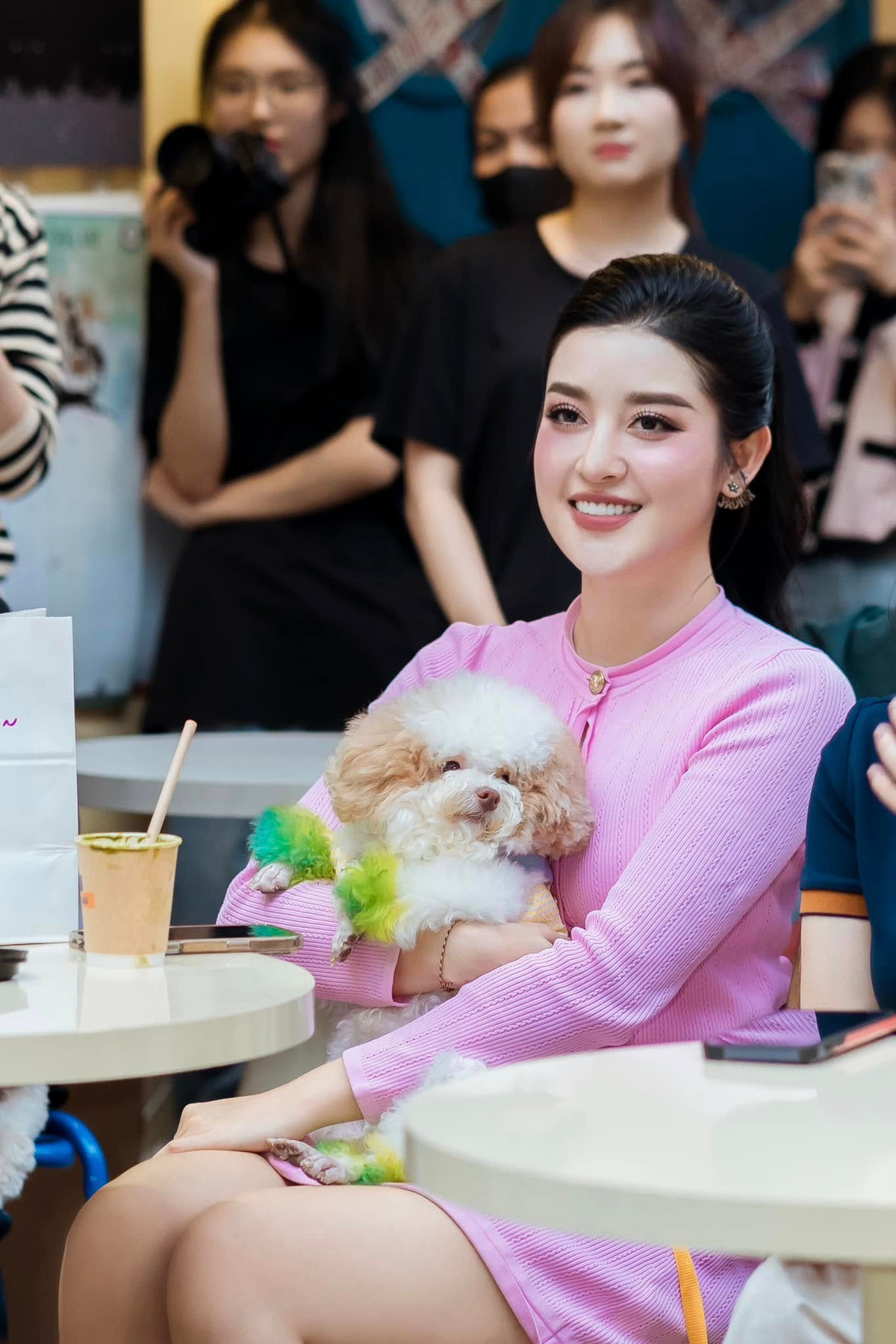 Nếu như trước đây, Huyền My sở hữu vẻ đẹp ngọt ngào, dễ thương thì hiện tại, người đẹp đã trở thành một quý cô sang trọng, quyến rũ. Ảnh: FB Nguyen Tran Huyen My