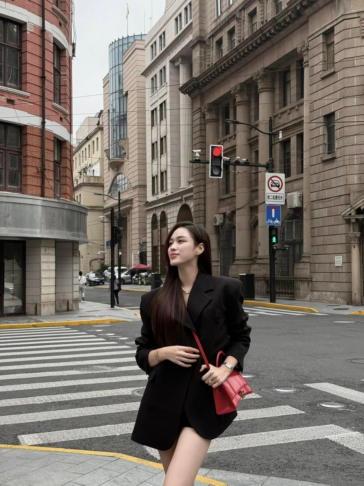 Dù xuất hiện ở bất kỳ đâu, trên thảm đỏ sang trọng hay những buổi dạo phố đơn giản, Đỗ Thị Hà luôn tự tin khoe đôi chân cực phẩm dài 1m11 trong những thiết kế váy ngắn ấn tượng. Ảnh: FB Đỗ Thị Hà