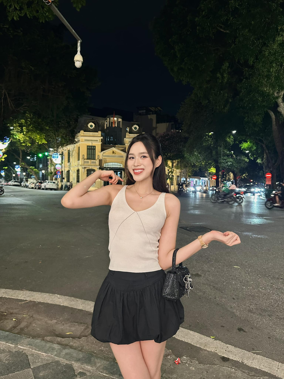 Có thể nói, váy ngắn đã trở thành một phần không thể thiếu trong tủ đồ của Đỗ Thị Hà. Ảnh: FB Đỗ Thị Hà