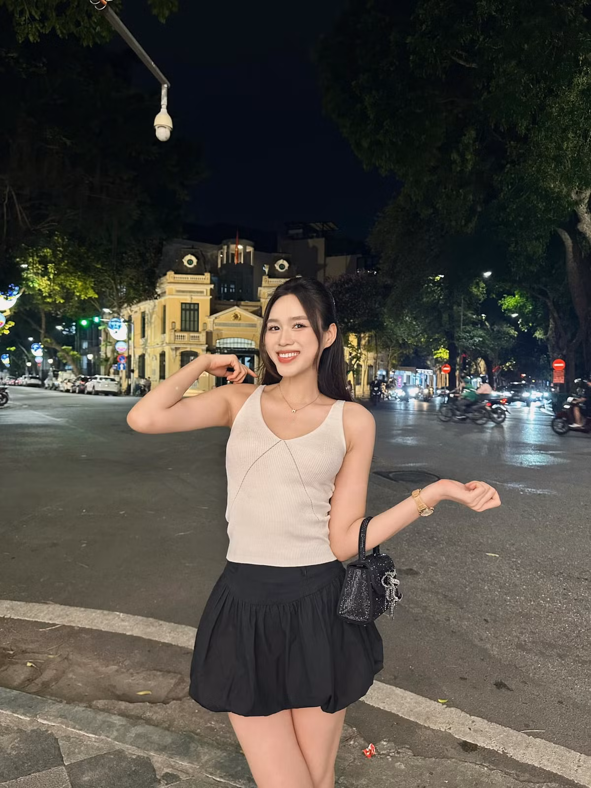 Có thể nói, váy ngắn đã trở thành một phần không thể thiếu trong tủ đồ của Đỗ Thị Hà. Ảnh: FB Đỗ Thị Hà