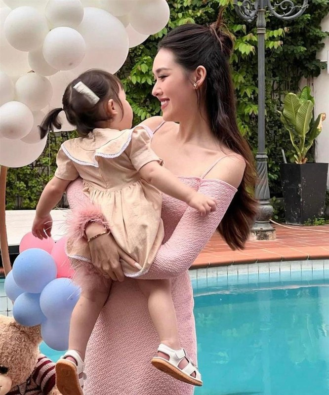 Người đẹp sinh con gái đầu lòng và nhanh chóng lấy lại vóc dáng quyến rũ thu hút mọi ánh nhìn. Ảnh: FB Nguyen Tuong San