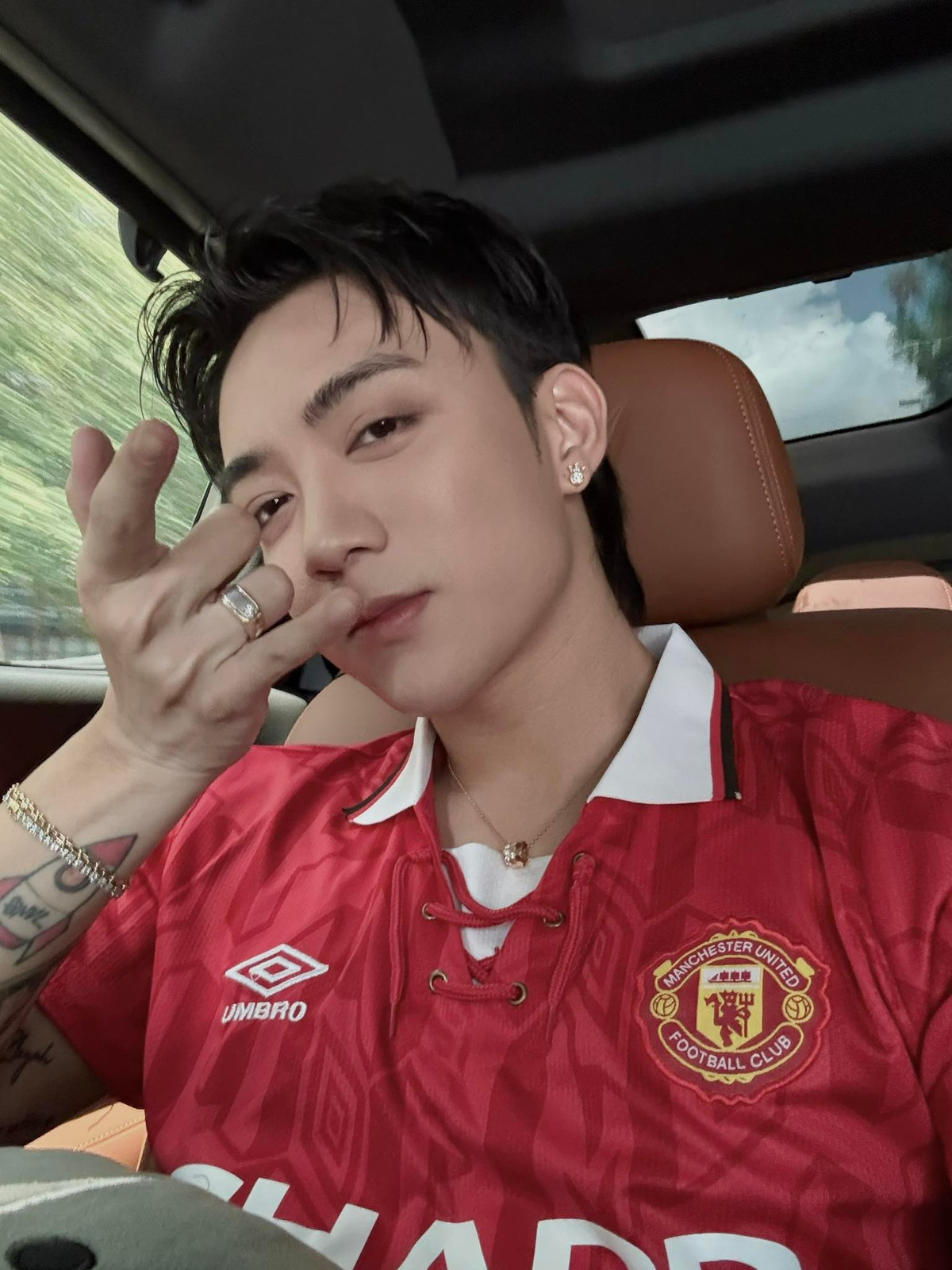  Tin tức sao Việt 10/5: Sobin Hoàng Sơn tạo dáng chụp ảnh kiểu ''bắn tim", khiến fan nữ đứng ngồi không yên vì quá điển trai. Ảnh: FB Sơn Hoàng Nguyễn