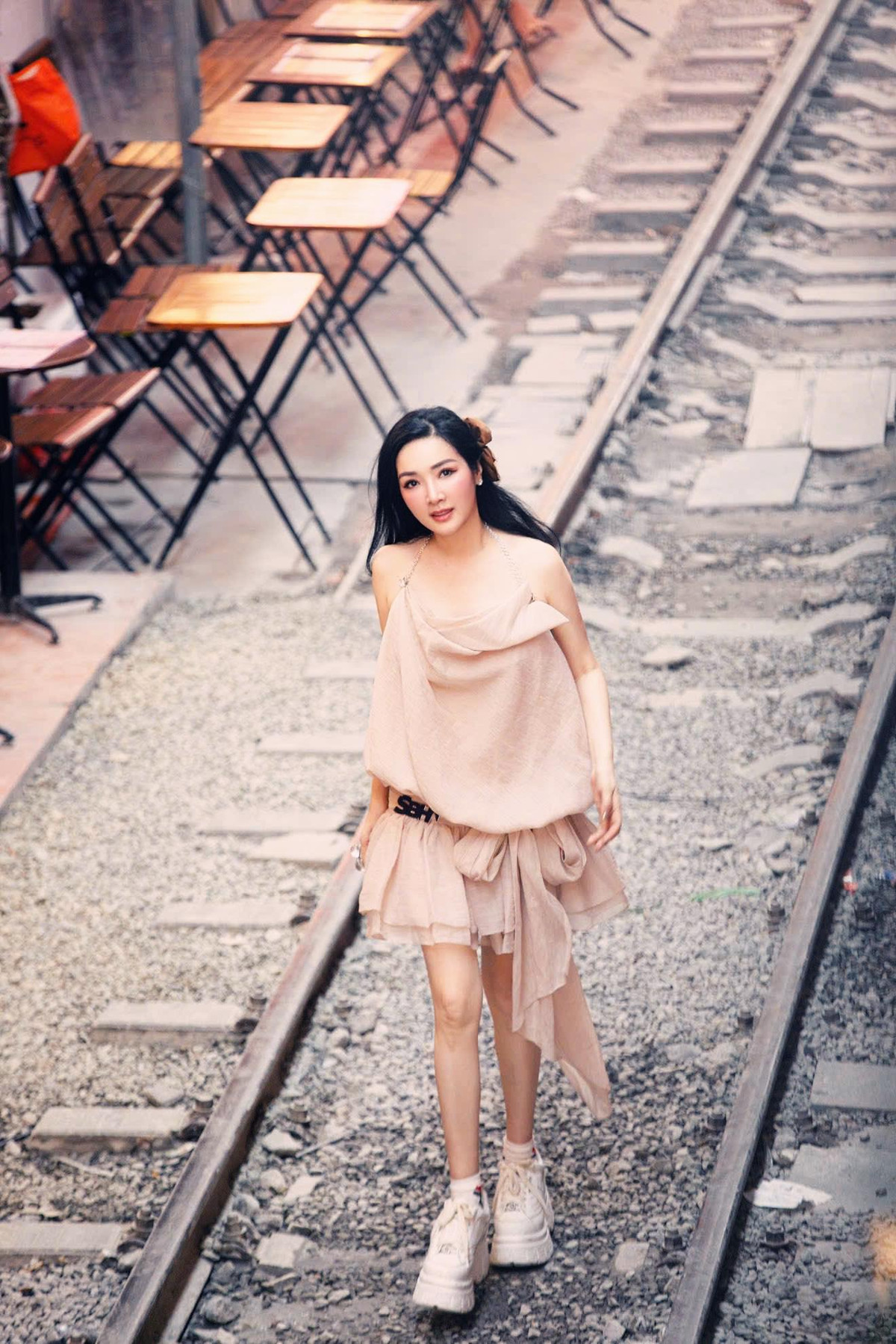 Người đẹp Giáng My khoe sắc vóc, vóc dáng thon thả trên đường tàu. Ảnh: FB Giáng My
