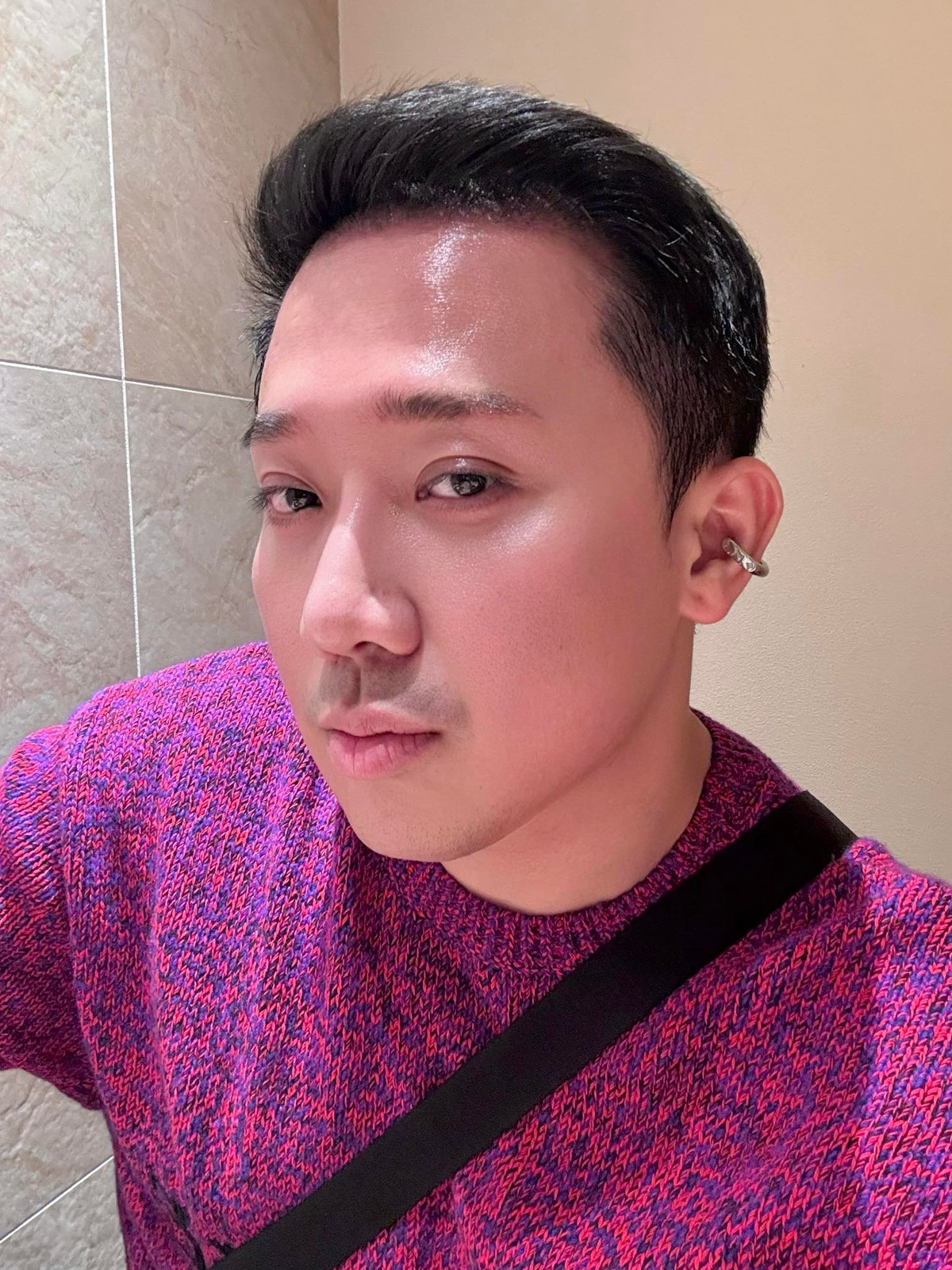 Trấn Thành tự hào khi có làn da láng mượt, sắc hồng khỏe mạnh. Ảnh: FB Trấn Thành