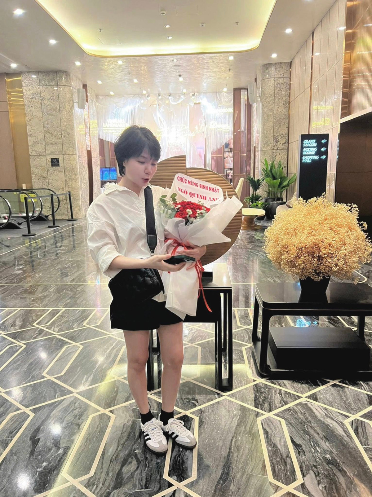 Cựu thành viên nhóm Mắt Ngọc - Ngô Quỳnh Anh mặc trẻ trung như nữ sinh khi dự tiệc mừng tuổi mới. Ảnh: FB Ngô Quỳnh Anh