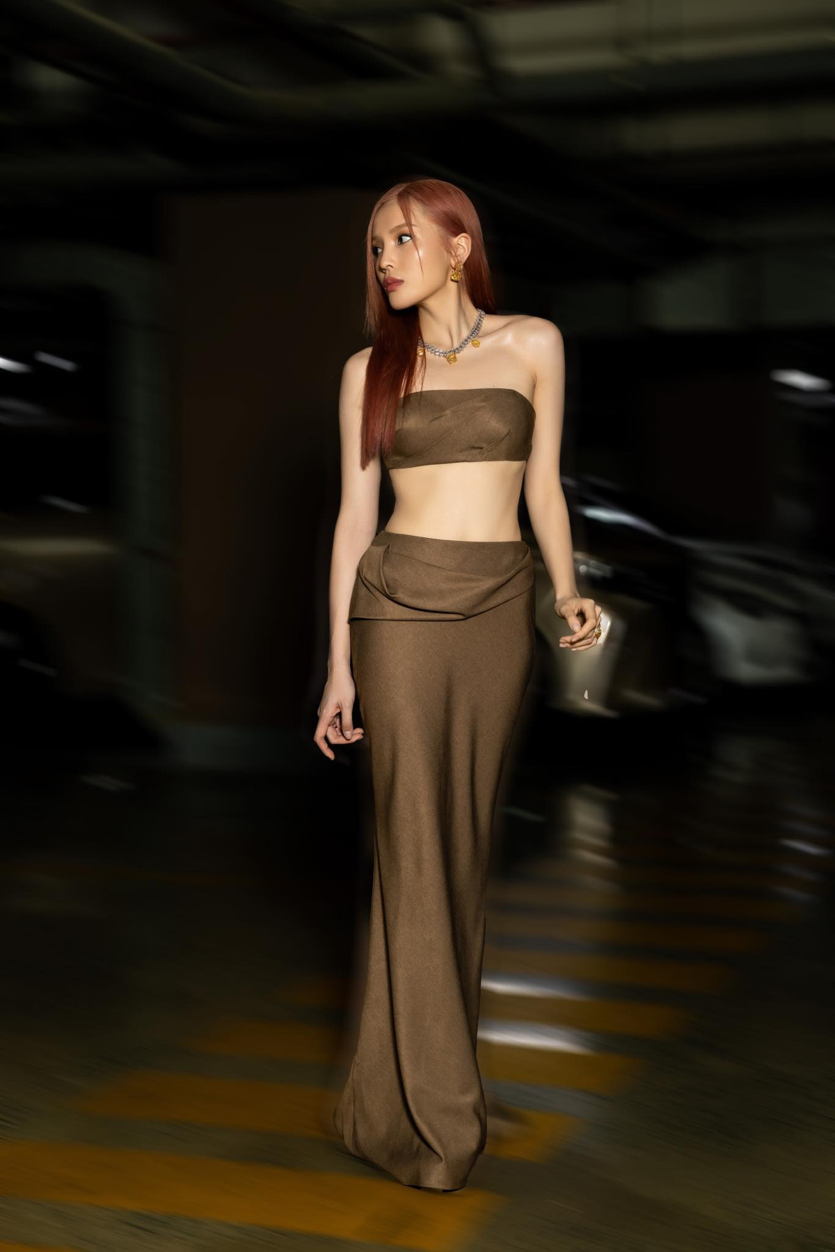 Những thiết kế này không chỉ giúp cô nàng tôn lên vòng eo "con kiến" mà còn khoe trọn tấm lưng ong quyến rũ. Ảnh: FB Nguyen Cao Ky Duyen