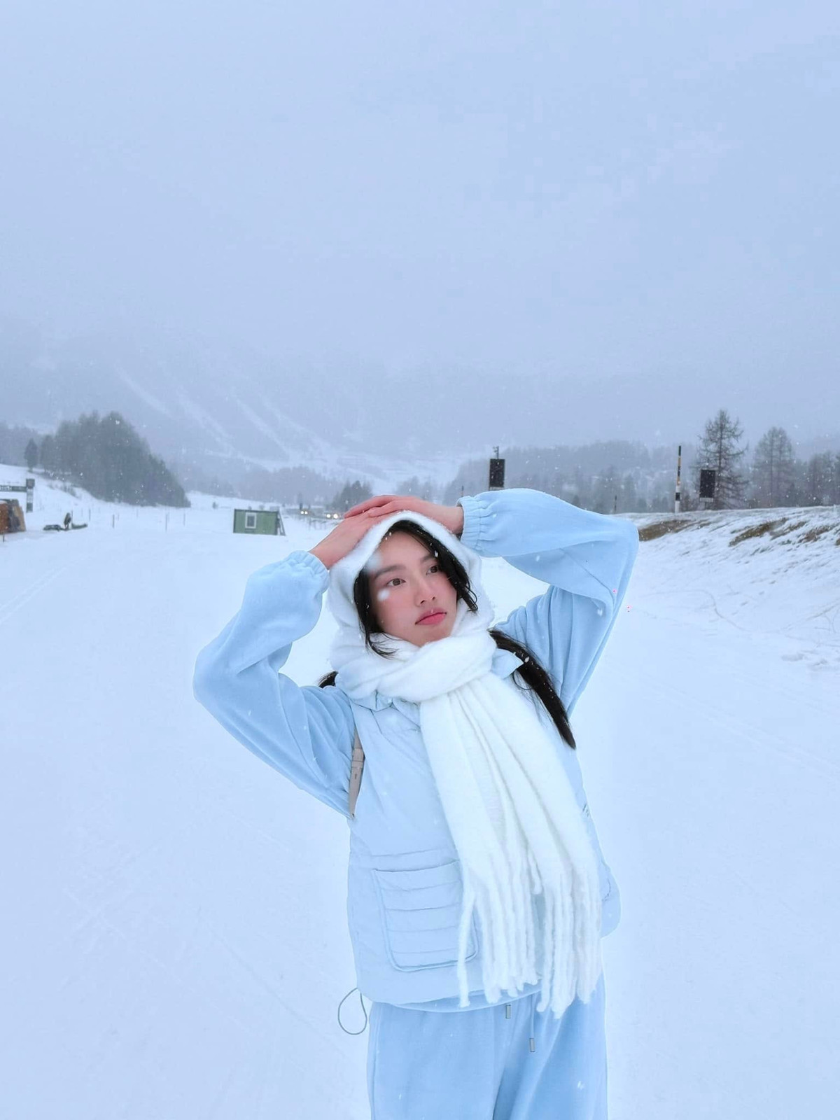 Hoa hậu Thùy Tiên tận hưởng mùa đông Thụy Sĩ sau khi nhận bằng thạc sĩ tại quốc gia này. Ảnh: FB Nguyễn Thúc Thùy Tiên