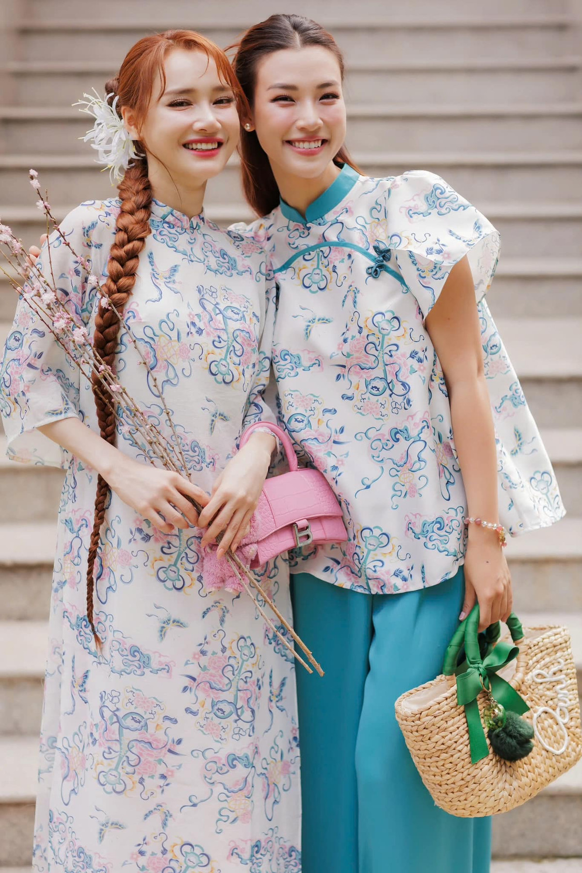 Á hậu Hoàng Oanh chụp ảnh áo dài xuân với bạn thân Nhã Phương. Ảnh: FB Vu Ngoc Hoang Oanh