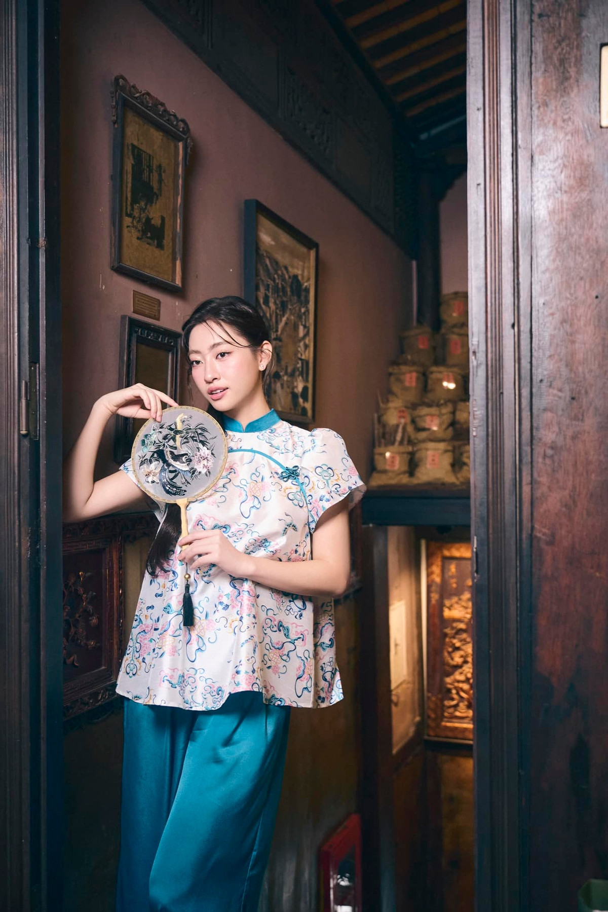 Hoa hậu Lương Thuỳ Linh chụp ảnh Tết. Ảnh: FB Lương Thùy Linh