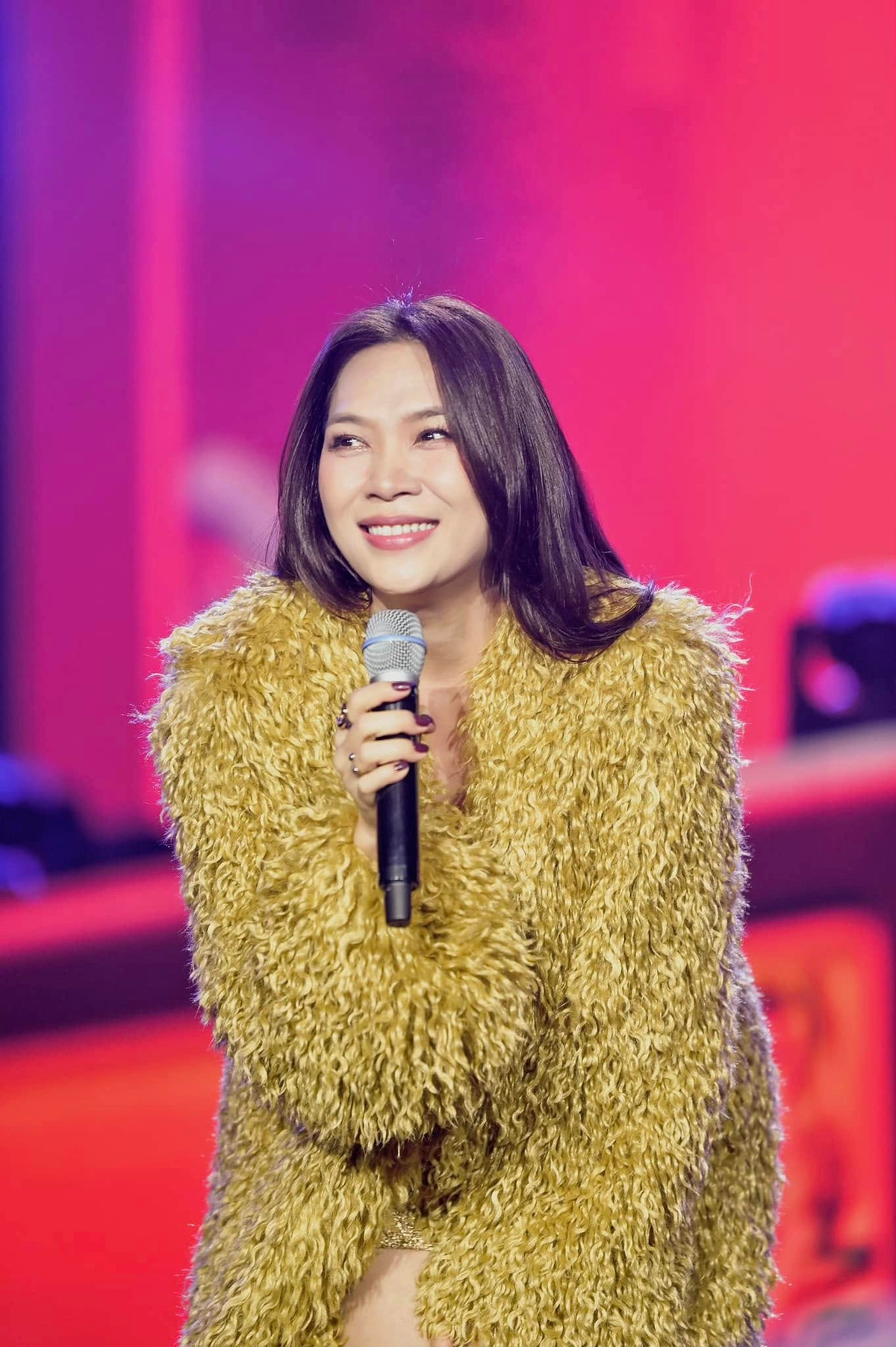 Ca sĩ Mỹ Tâm diện trang phục vàng rực rỡ trên sân khấu. Ảnh: FB My Tam