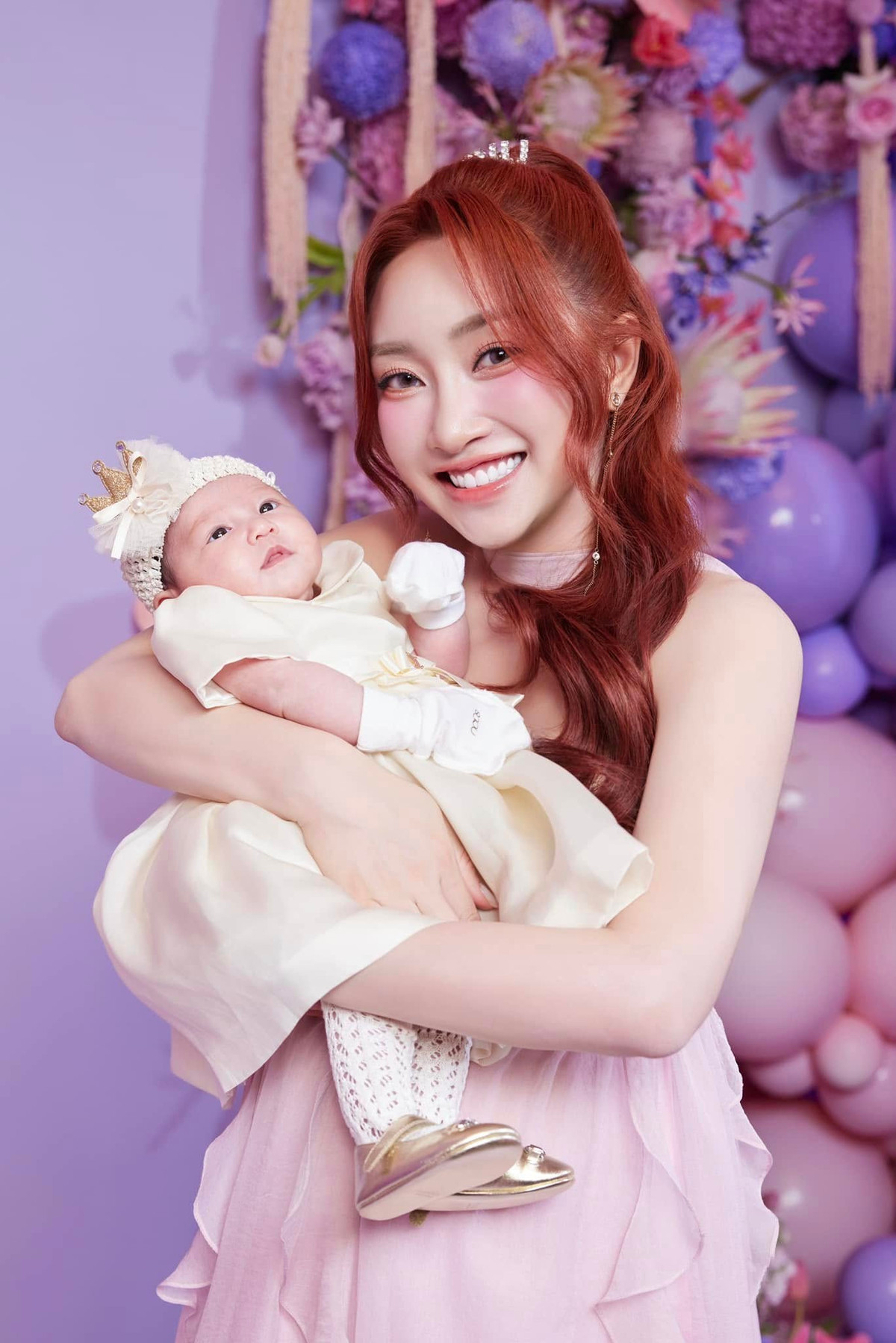 Làn da trắng hồng cùng gương mặt xinh đẹp của vợ Chi Bảo giúp cô trở thành tâm điểm chú ý khi tham gia các sự kiện. Ảnh: FB Lý Thuỳ Chang