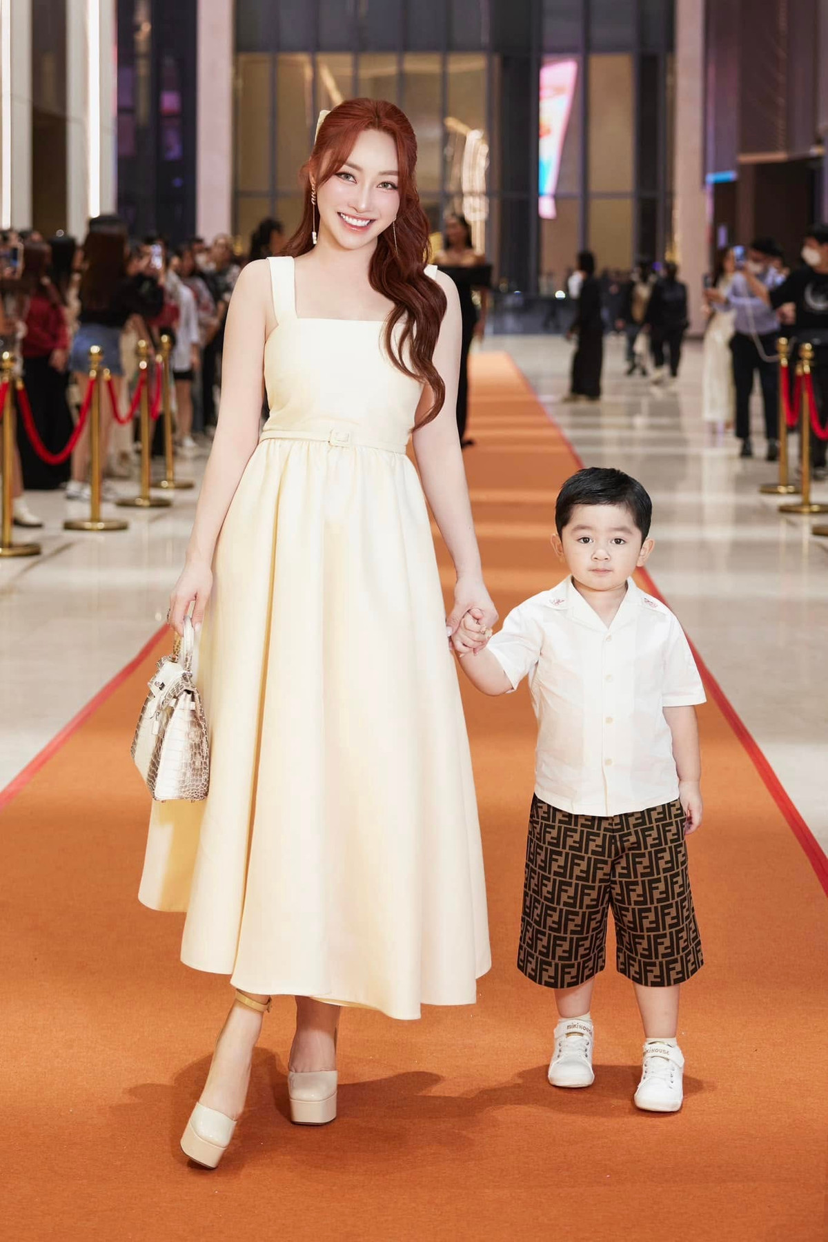 Sau hai lần sinh nở, cô vẫn giữ được vóc dáng thon gọn, làn da mịn màng và thần thái rạng rỡ. Ảnh: FB Lý Thuỳ Chang