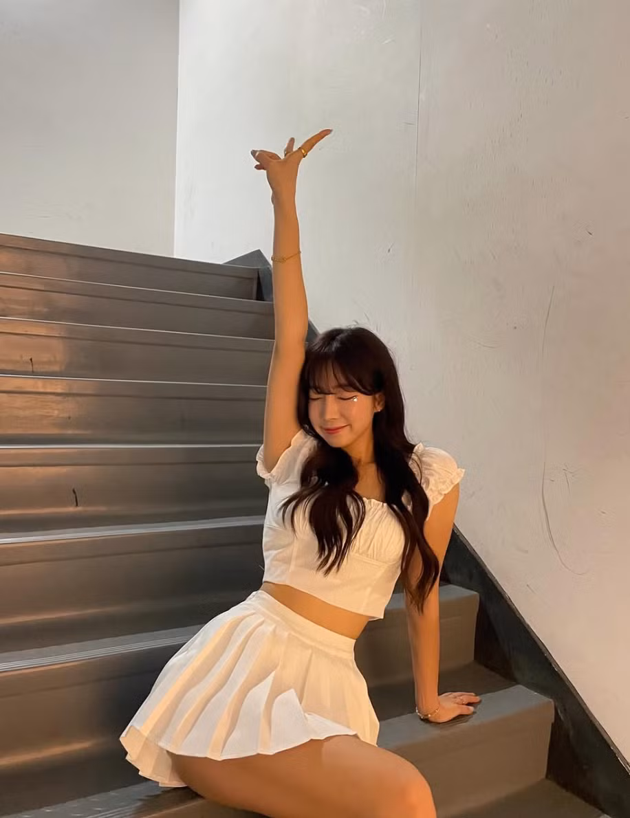 Ahn Ji Hyun sinh năm 1997, bắt đầu sự nghiệp cổ vũ từ năm 2016 và nhanh chóng trở thành một trong những cheerleader được yêu thích nhất tại Hàn Quốc.