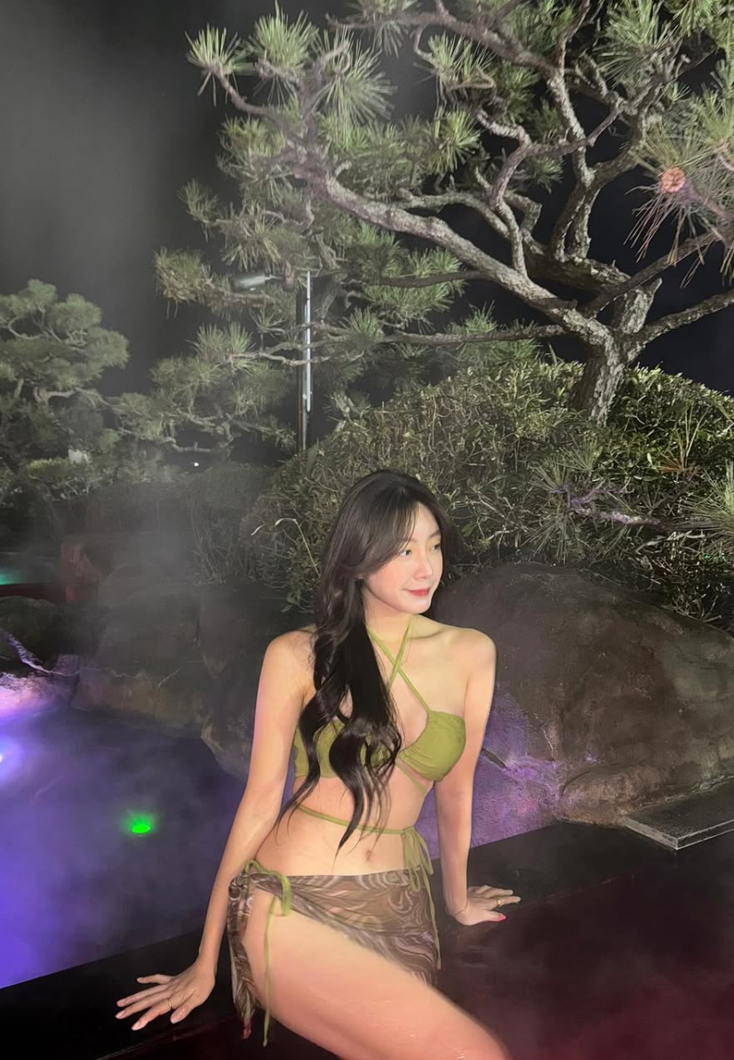 Không chỉ vậy, cô nàng còn có một chiều cao vô cùng lý tưởng cùng số đo 3 vòng cực chuẩn khiến người ta chỉ muốn ngắm mãi không thôi.