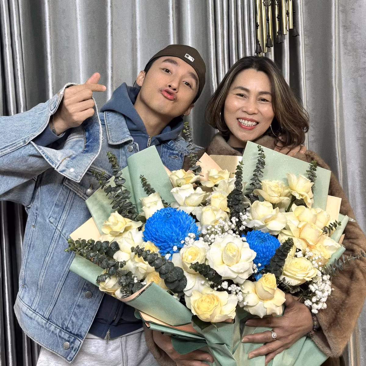  Tin tức sao Việt 9/3: Sơn Tùng M-TP chụp ảnh bên mẹ nhân ngày 8/3. Ảnh: FB M-TP