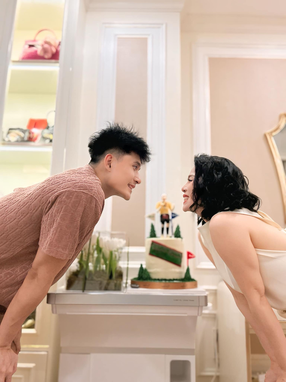 Lệ Quyên kể từ khi đồng hành cùng Lâm Bảo Châu, 8/3 năm nào cô cũng hát ở Hà Nội, rồi đón sinh nhật bạn trai vào hôm sau. Ảnh: FB Lệ Quyên