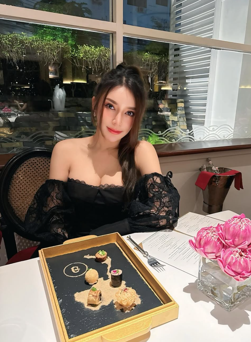 Không chỉ sở hữu nhan sắc "vạn người mê", Tatotukta còn gây ấn tượng mạnh mẽ với phong cách thời trang gợi cảm, táo bạo.