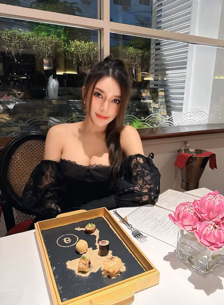 Không chỉ sở hữu nhan sắc "vạn người mê", Tatotukta còn gây ấn tượng mạnh mẽ với phong cách thời trang gợi cảm, táo bạo.