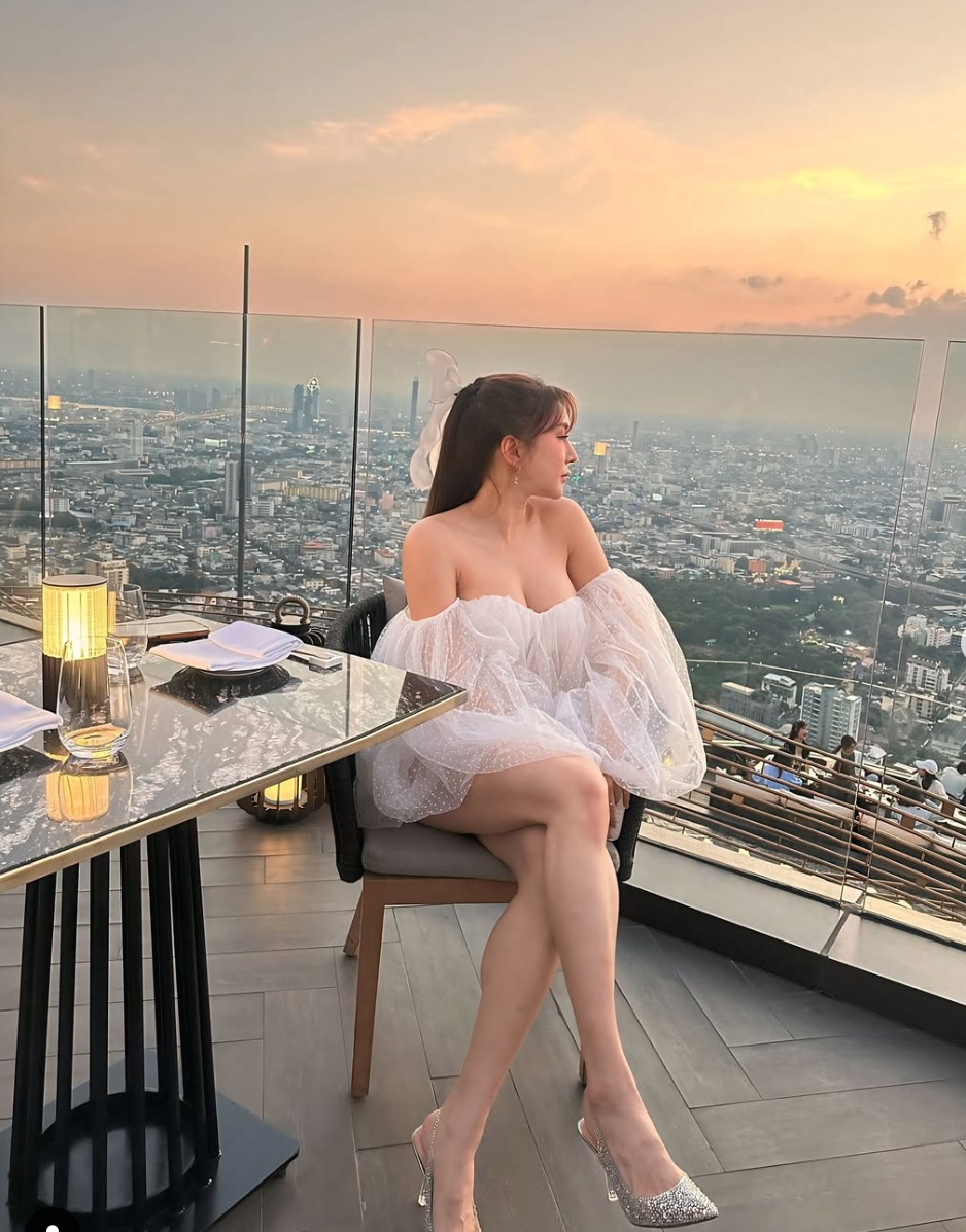 Vẻ đẹp của cô nàng được ví như búp bê sống, khiến người đối diện khó có thể rời mắt.