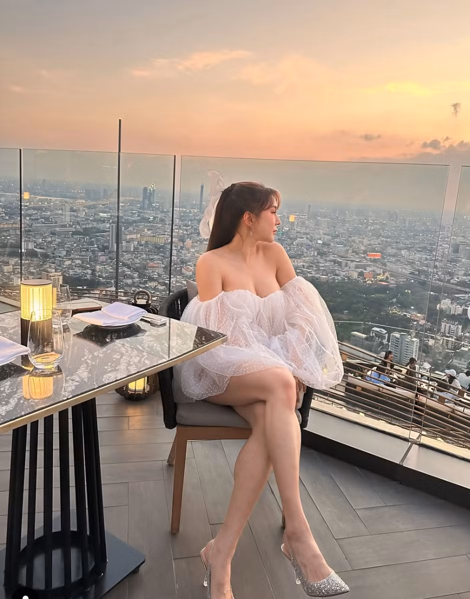 Vẻ đẹp của cô nàng được ví như búp bê sống, khiến người đối diện khó có thể rời mắt.