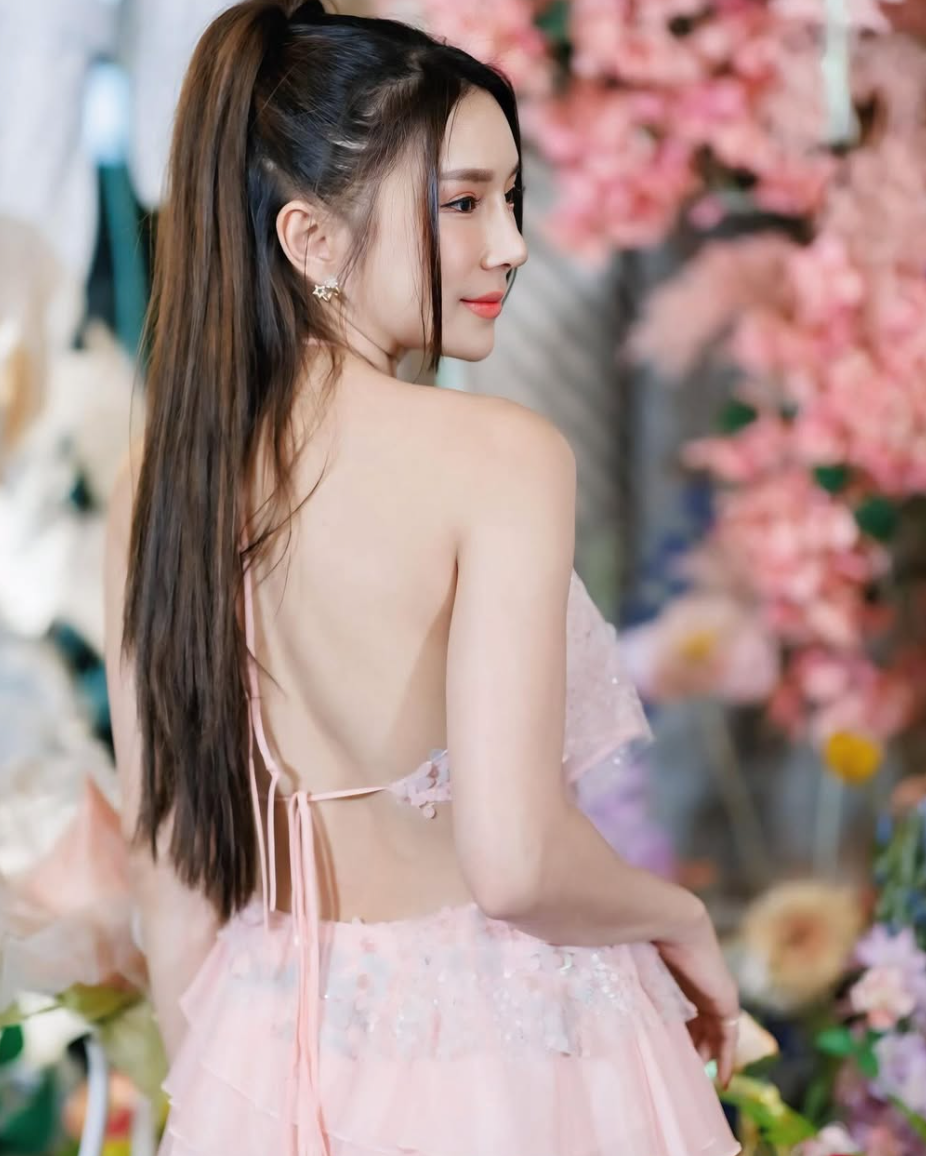 Cô nàng thường xuyên diện những bộ cánh khoe trọn đường cong nóng bỏng, từ bikini quyến rũ đến những chiếc váy ôm sát gợi cảm.