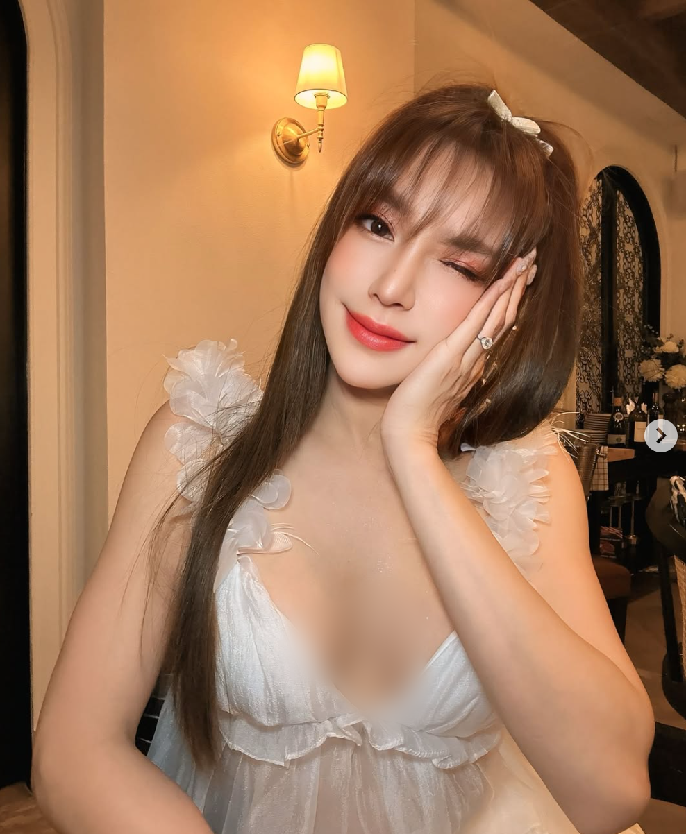 Mỹ nhân Thái Lan sở hữu gương mặt xinh đẹp với những đường nét thanh tú, đôi mắt to tròn và làn da trắng mịn.