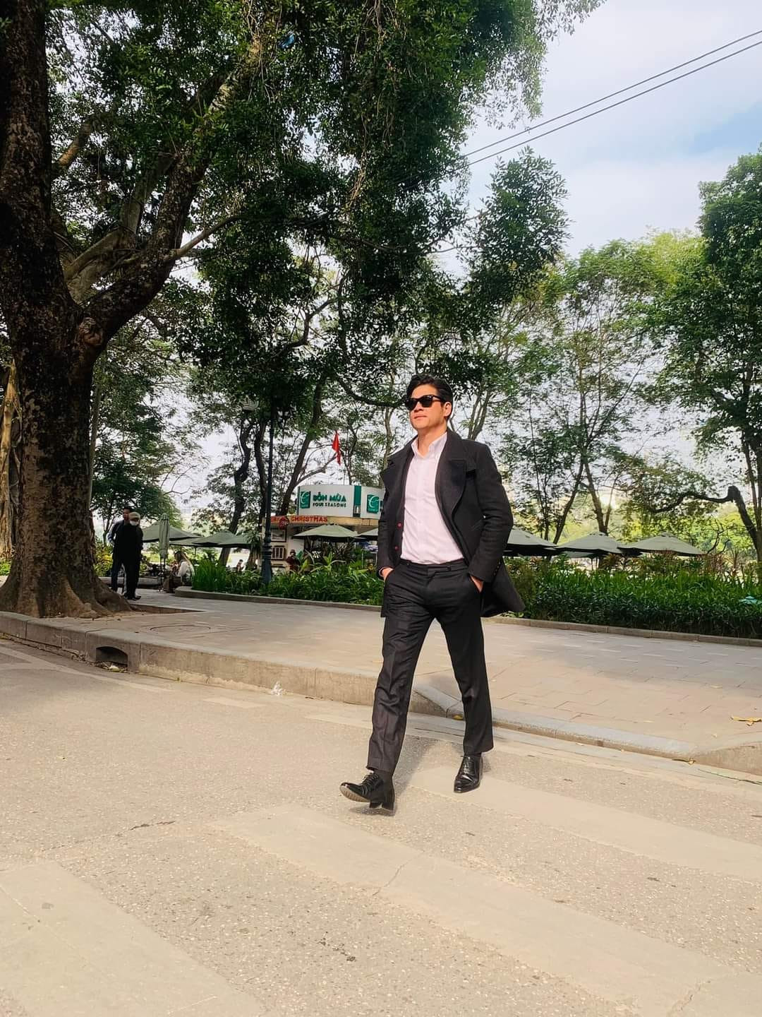 Về chuyện tình cảm, Hải Anh khiến nhiều người ngưỡng mộ vì chuyện tình đẹp với cô hoa khôi trường Chu Văn An (Hà Nội). Cả hai đã có 12 năm yêu nhau và về chung nhà vào năm 2009 với một đám cưới lãng mạn, được nhiều người chúc phúc. Ảnh: FB Lê Hải Anh