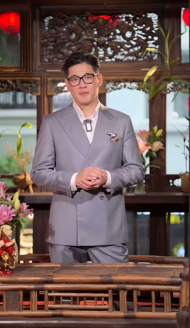 Anh lập tài khoản TikTok, đăng tải nhiều video, từ giới thiệu ẩm thực Hà Nội, đến việc chia sẻ cuộc sống hiện tại. Ảnh: FB Lê Hải Anh