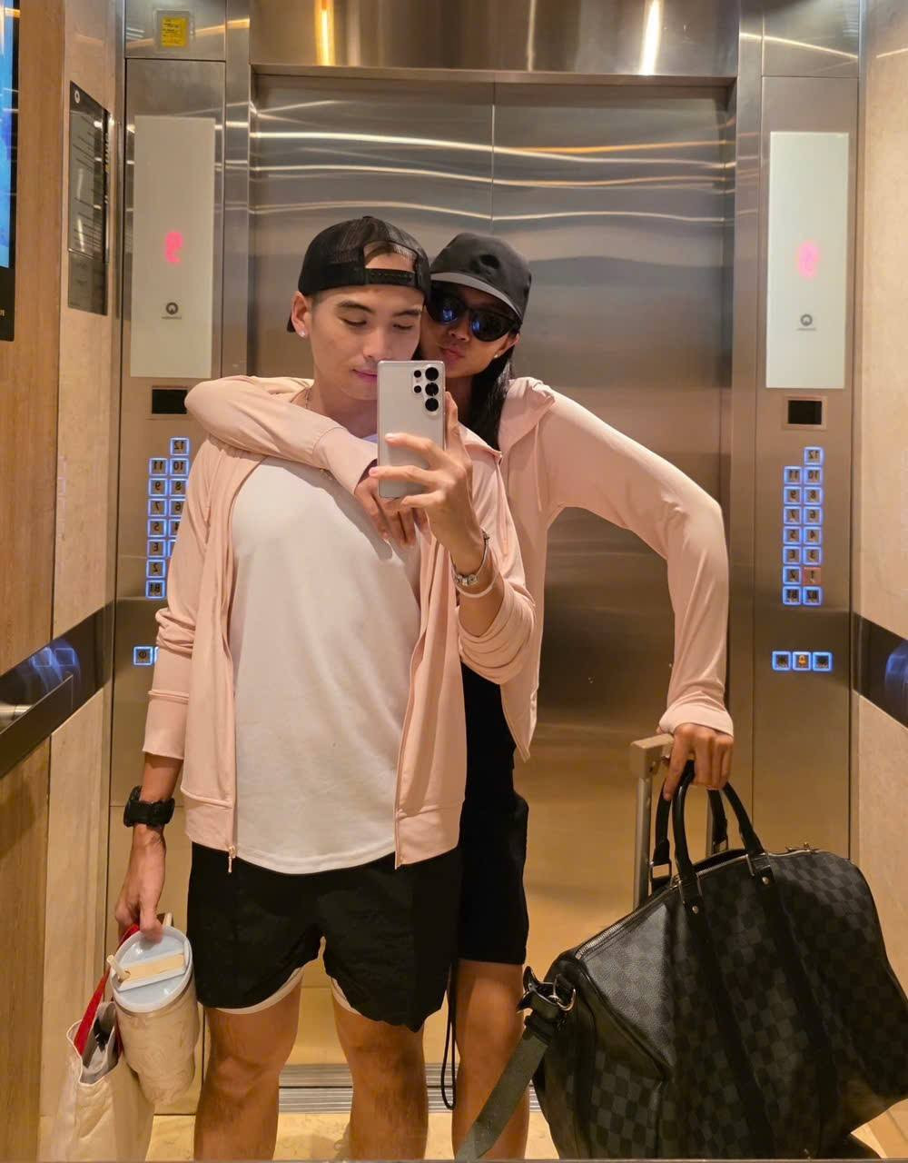 Cặp đôi thường xuyên cùng nhau đi du lịch, khám phá những địa điểm nổi tiếng trong và ngoài nước. Những chuyến đi này không chỉ giúp họ hâm nóng tình cảm mà còn tạo ra những kỷ niệm đẹp. Ảnh: FB H'Hen Niê