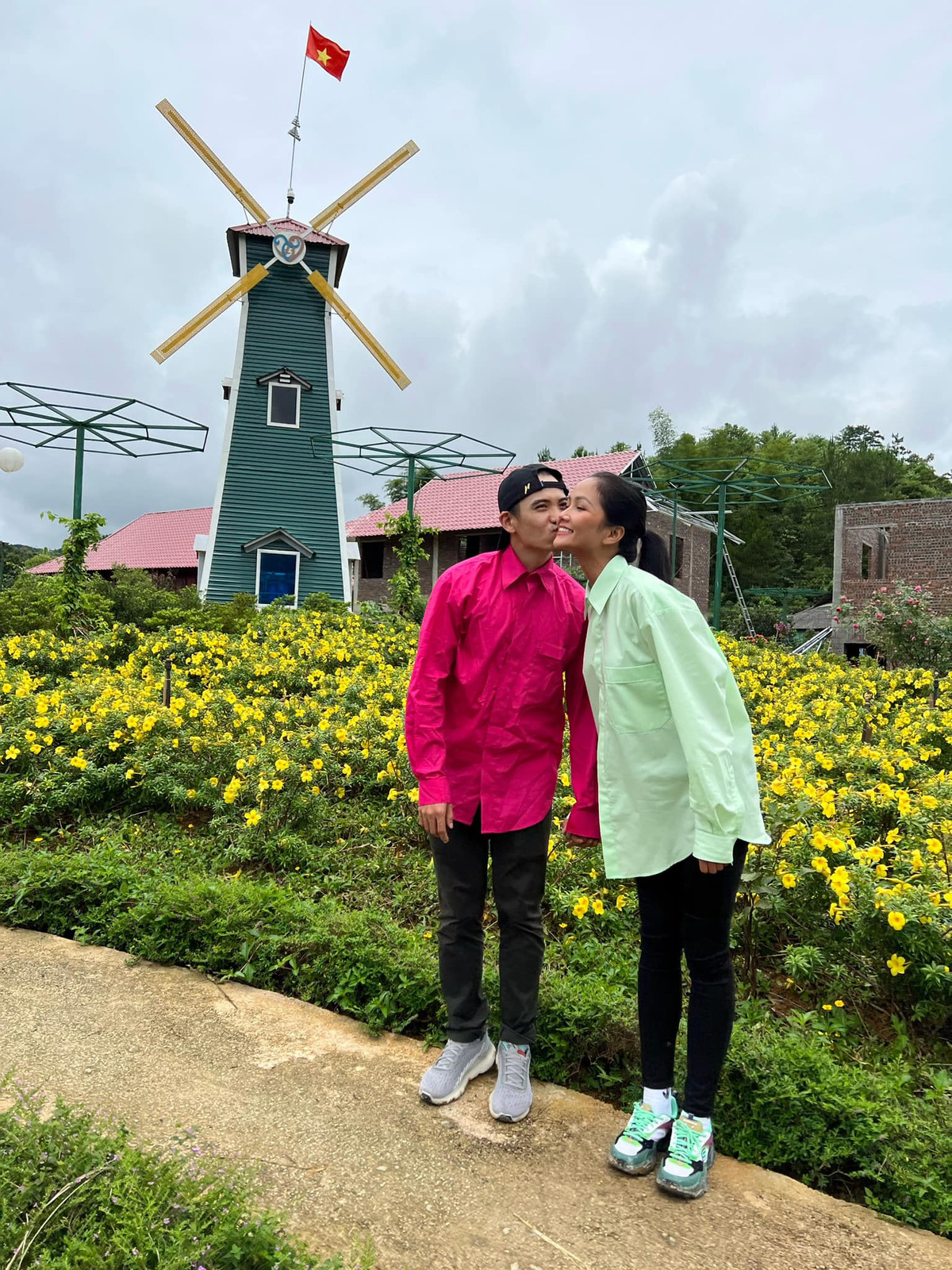 Những bức ảnh tình tứ, những dòng trạng thái ngọt ngào của anh khiến người hâm mộ không khỏi ngưỡng mộ. Ảnh: FB H'Hen Niê