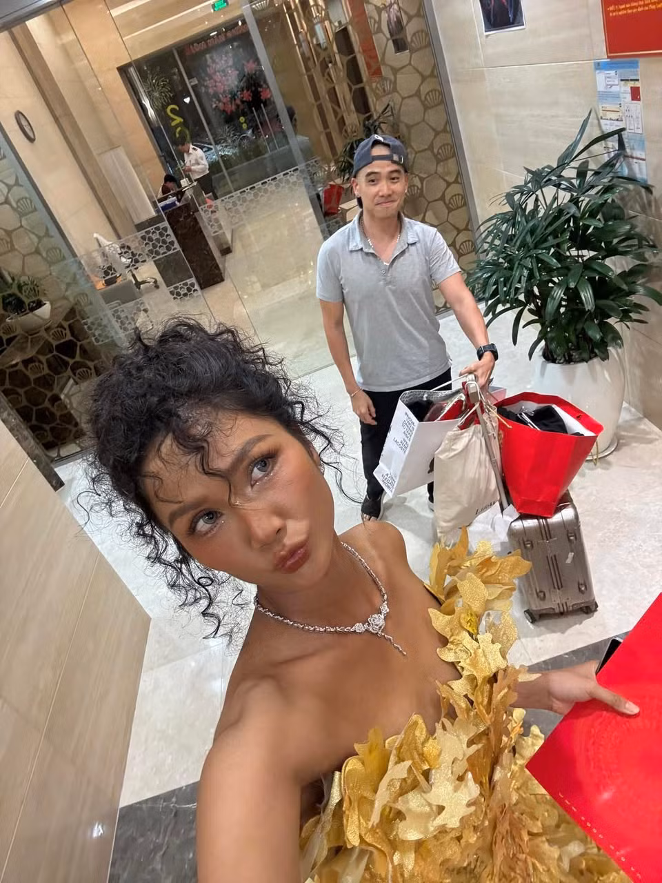 Anh thường xuyên tháp tùng cô trong các sự kiện, luôn có mặt để đón đưa nàng hậu. Ảnh: FB Nguyễn Tuấn Khôi