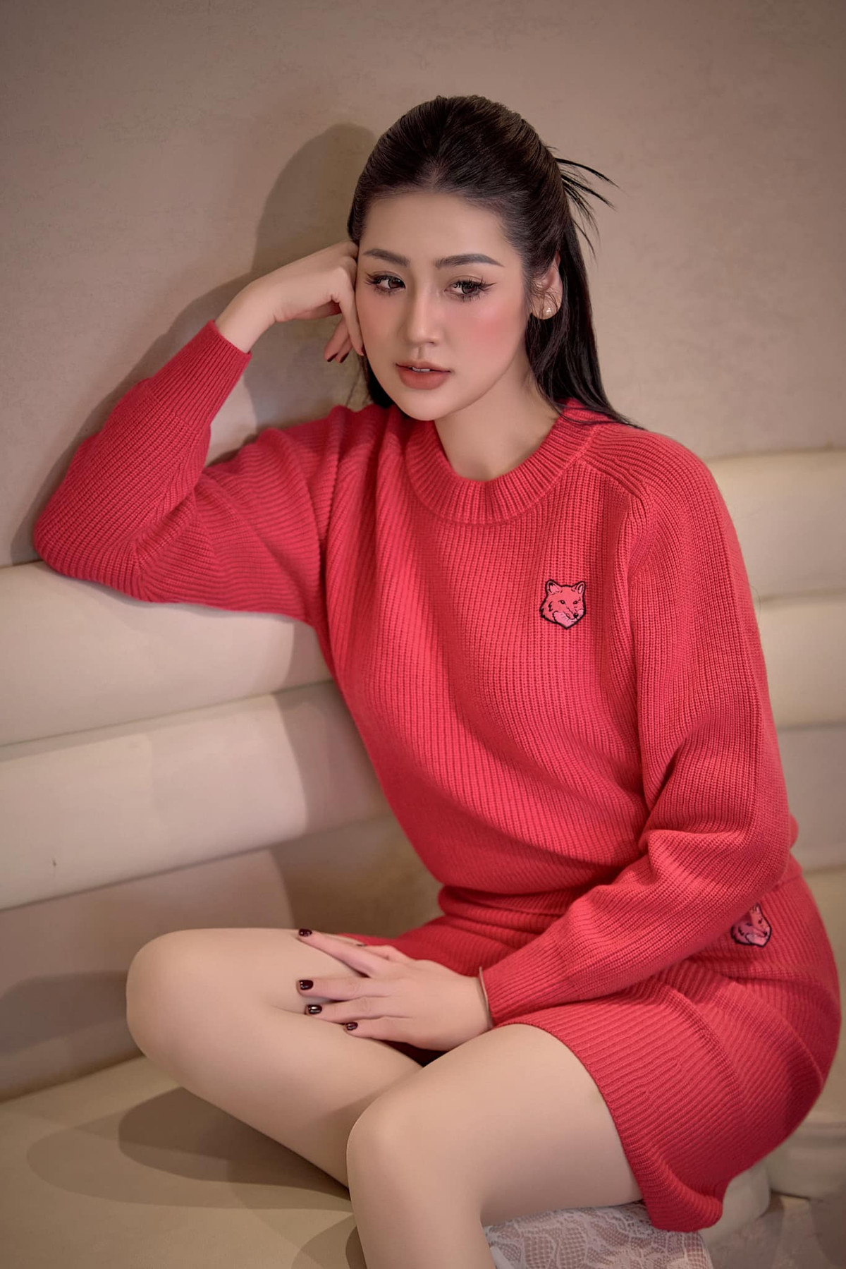 Đến tháng 7/2018, Á hậu Dương Tú Anh chính thức kết hôn với chồng doanh nhân Gia Lộc làm trong ngành xây dựng. Sau đó nửa năm, cặp đôi hạnh phúc chào đón con trai đầu lòng. Ảnh: FB Duong Tu Anh