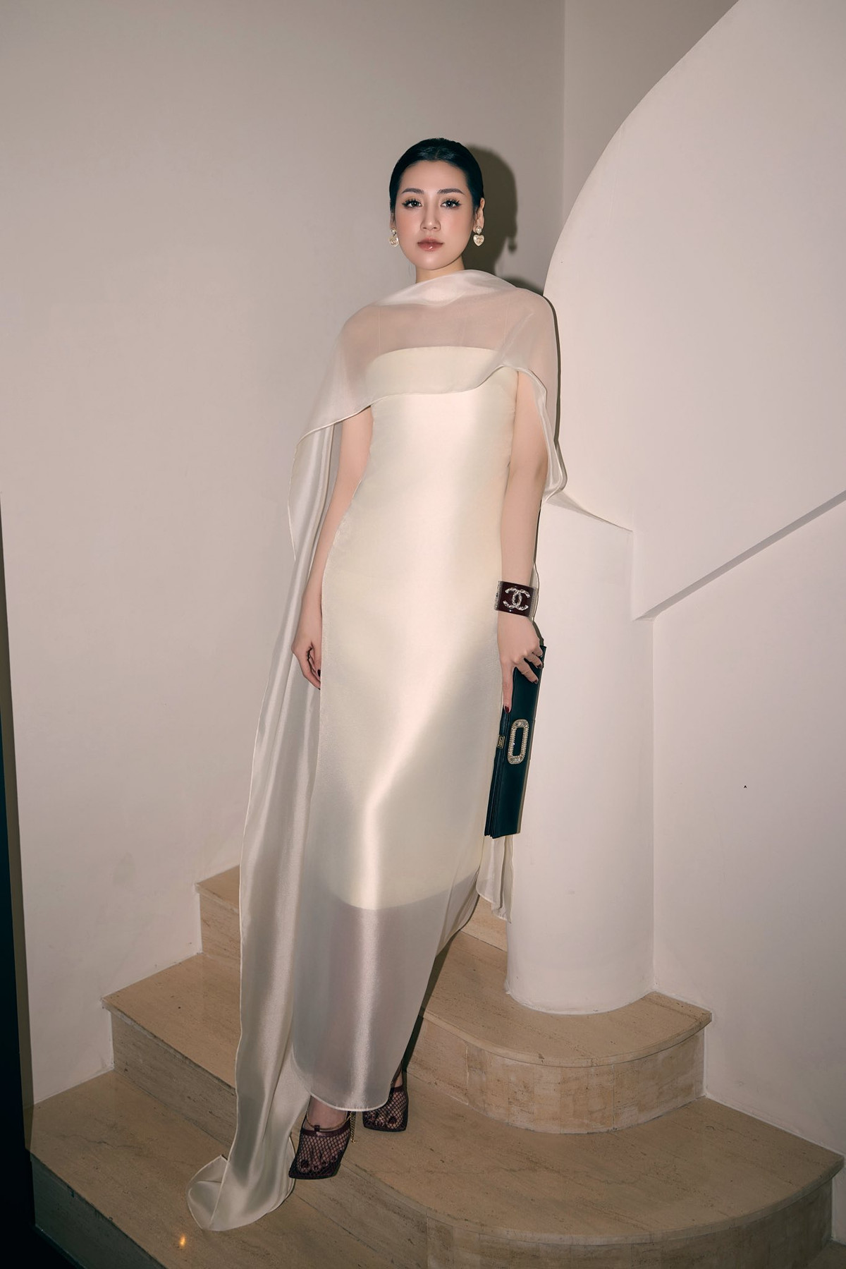 Chi tiết tấm voan cùng tone màu khoác nhẹ nhàng trên vai càng làm tăng thêm vẻ thanh thoát, dịu dàng cho nàng Á hậu. Ảnh: FB Duong Tu Anh