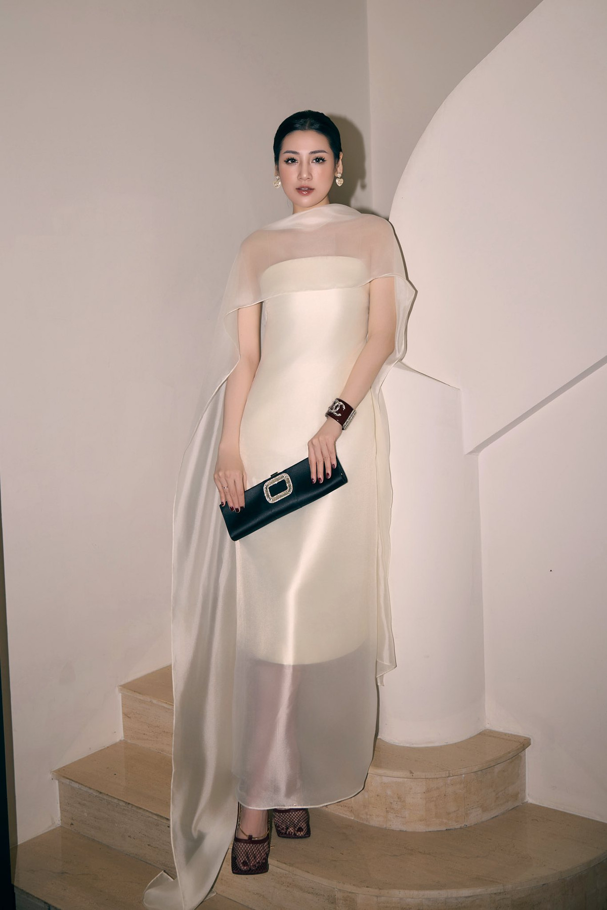 Lựa chọn chiếc váy lụa dáng dài với thiết kế quây ngực tinh tế, Dương Tú Anh khoe trọn bờ vai thon gầy, quyến rũ cùng vóc dáng mảnh mai đáng ngưỡng mộ. Ảnh: FB Duong Tu Anh