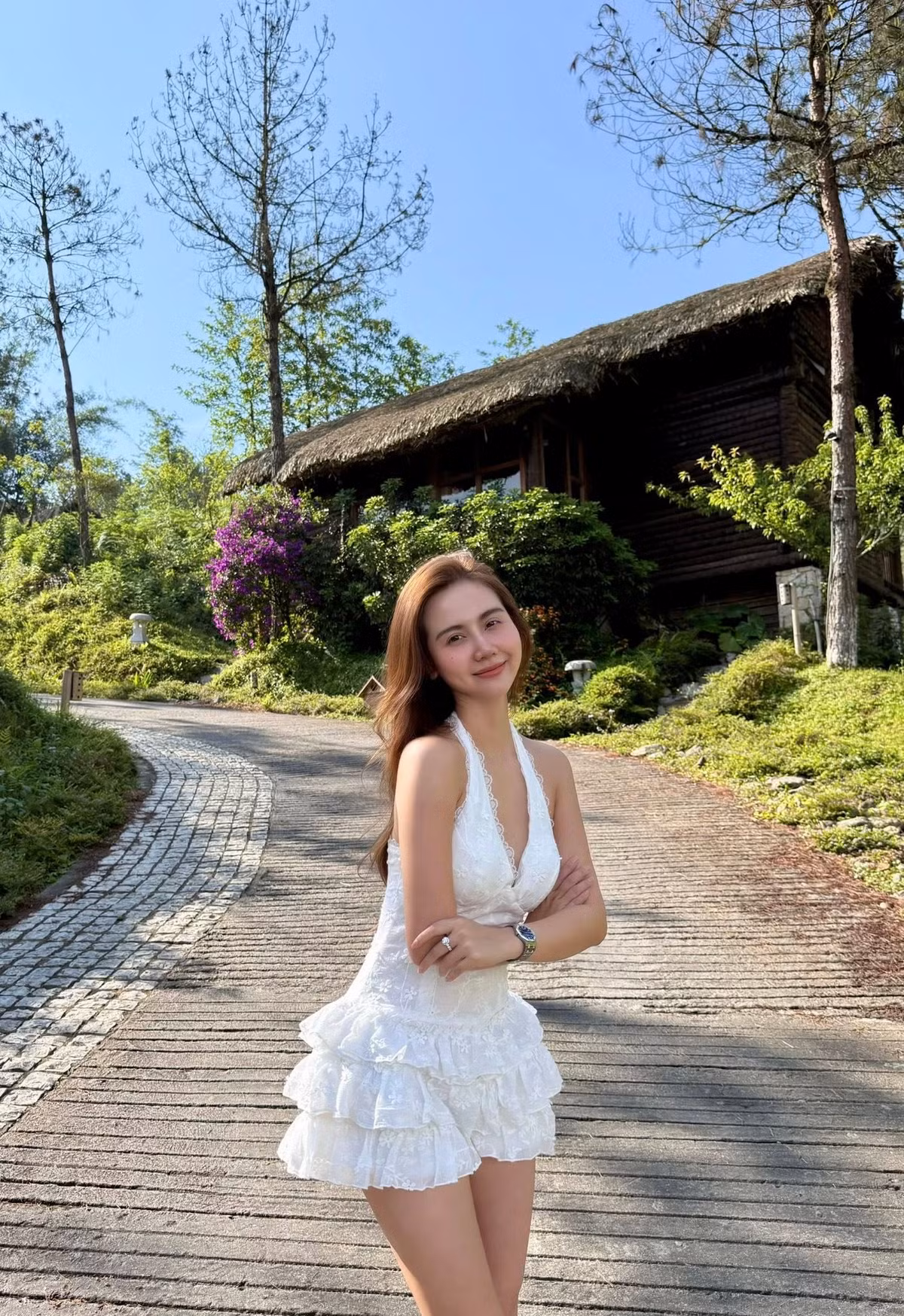  Tin tức sao Việt 9/5: Diễn viên Huyền Lizzie mặc váy ngắn gợi cảm đi du lịch. Ảnh: FB Phan Minh Huyền