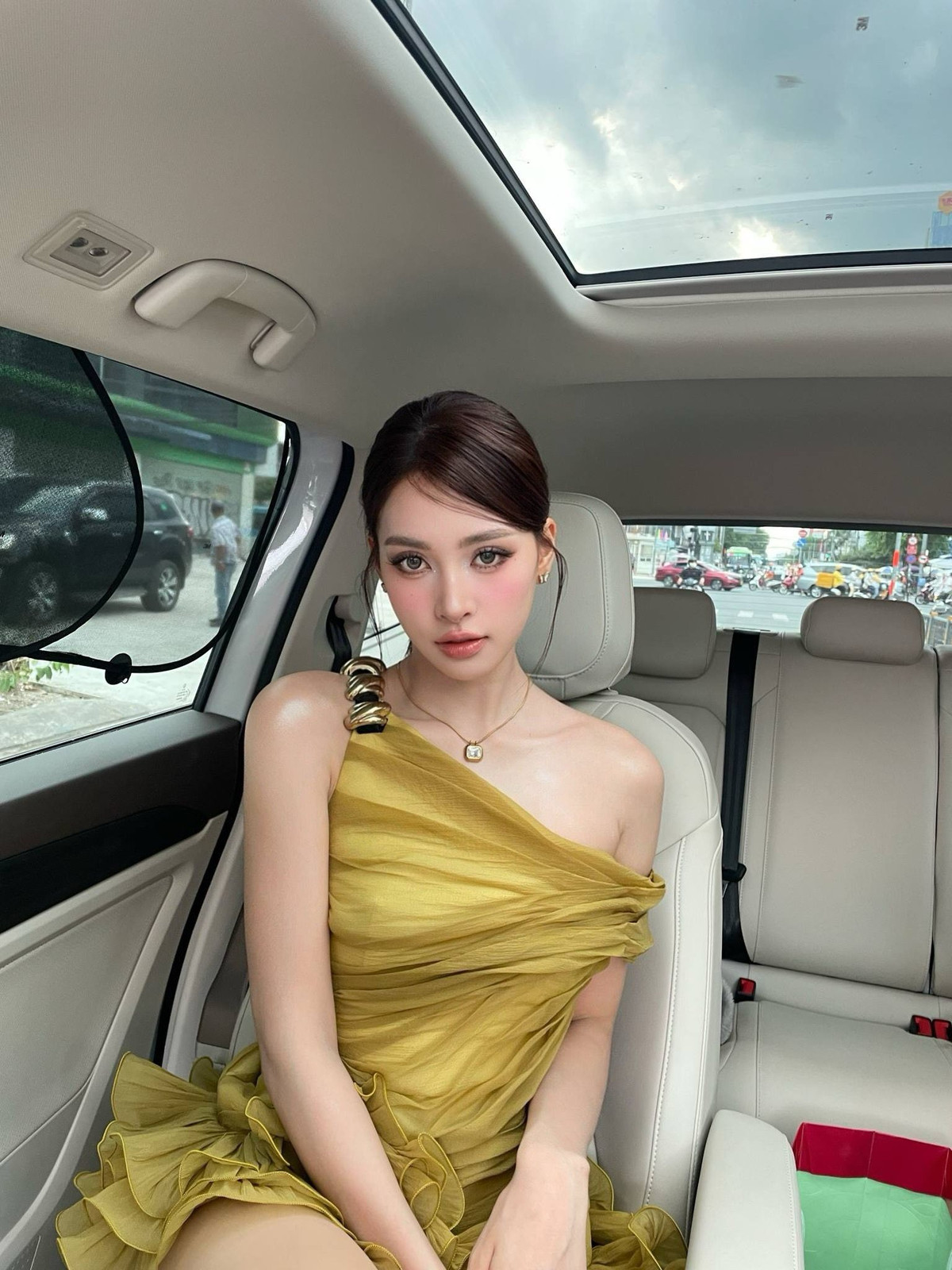 Hoa hậu Tiểu Vy khoe ảnh xinh đẹp, cô tự gọi mình là búp bê Barbie. Ảnh: FB