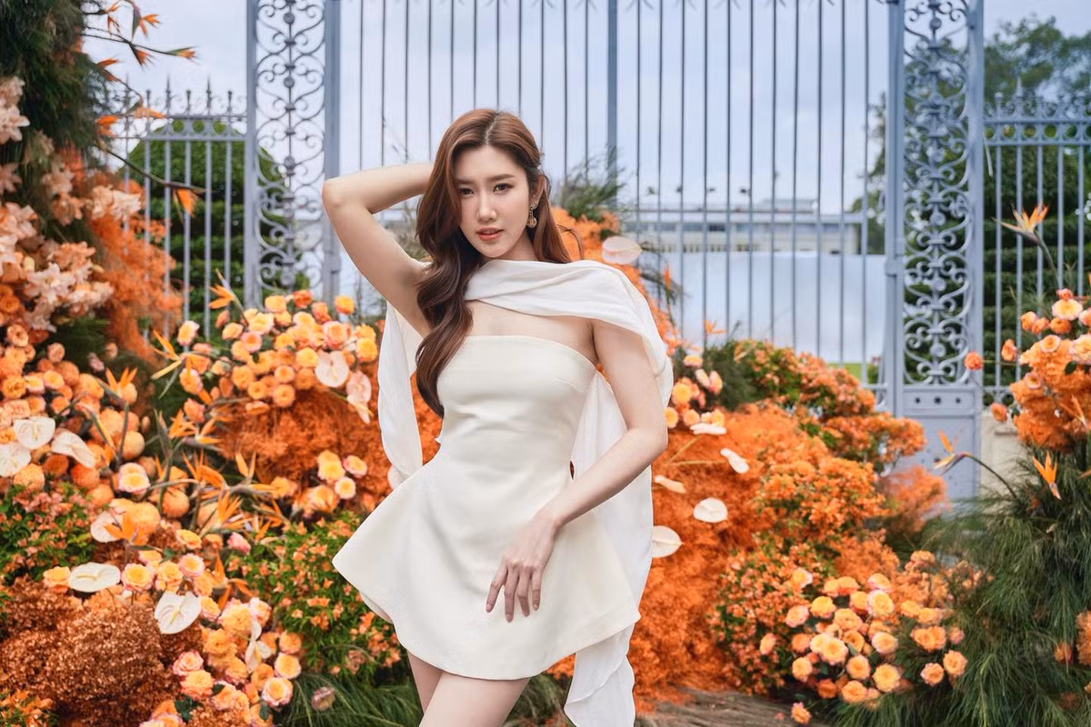 Diễn viên Thuý Ngân chụp ảnh trước Dinh Độc Lập. Ảnh: FB Lê Huỳnh Thuý Ngân