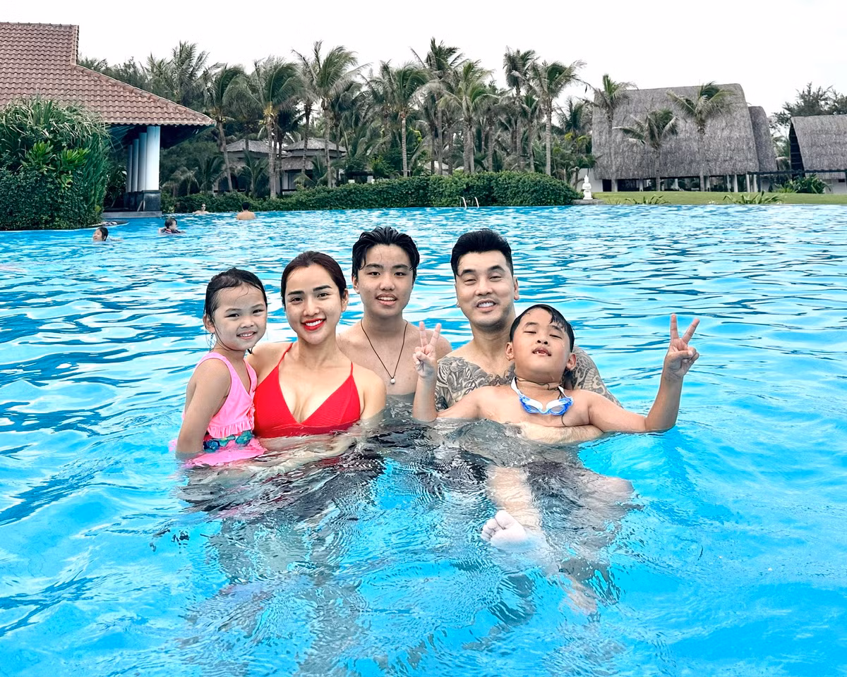 Hiện tại, ca sĩ Ưng Hoàng Phúc đang có cuộc sống viên mãn bên vợ và 3 con. Ảnh: FB Ưng Hoàng Phúc
