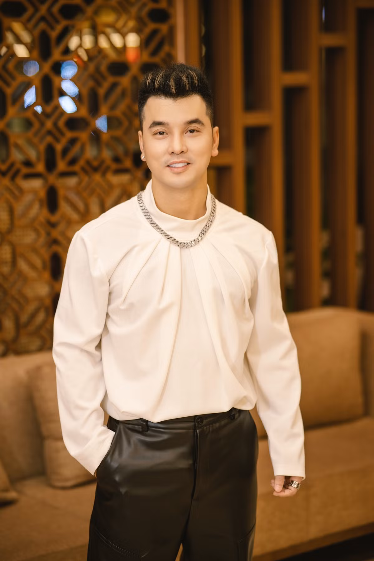 Ngoài ra, vợ chồng anh cũng tích cực kinh doanh, livestreams, mở showroom bán hàng... Ảnh: FB Ưng Hoàng Phúc