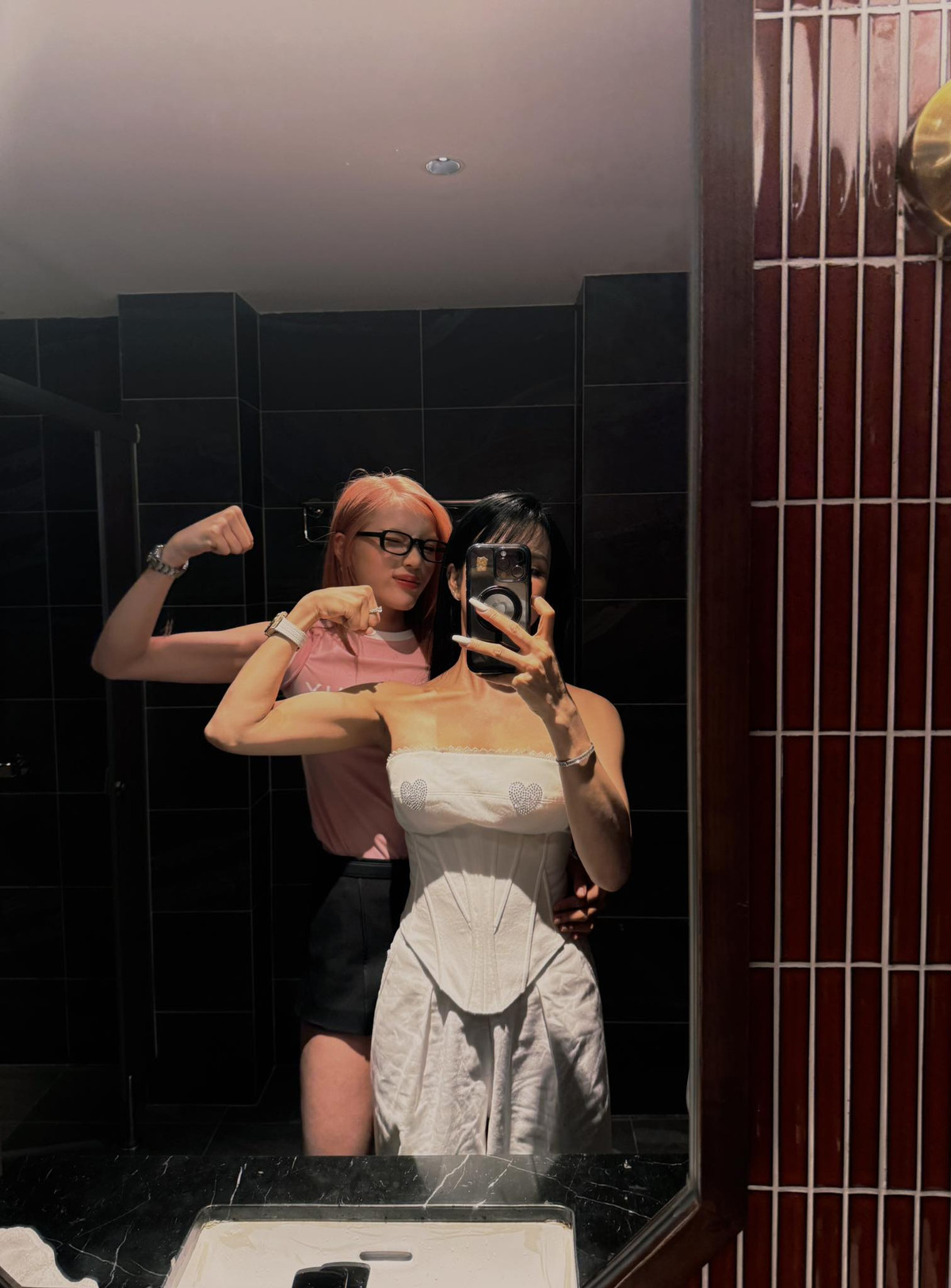 Diệp Lâm Anh "đọ" cơ bắp với Hoa hậu Kỳ Duyên. Ảnh: FB Diep Lam Anh