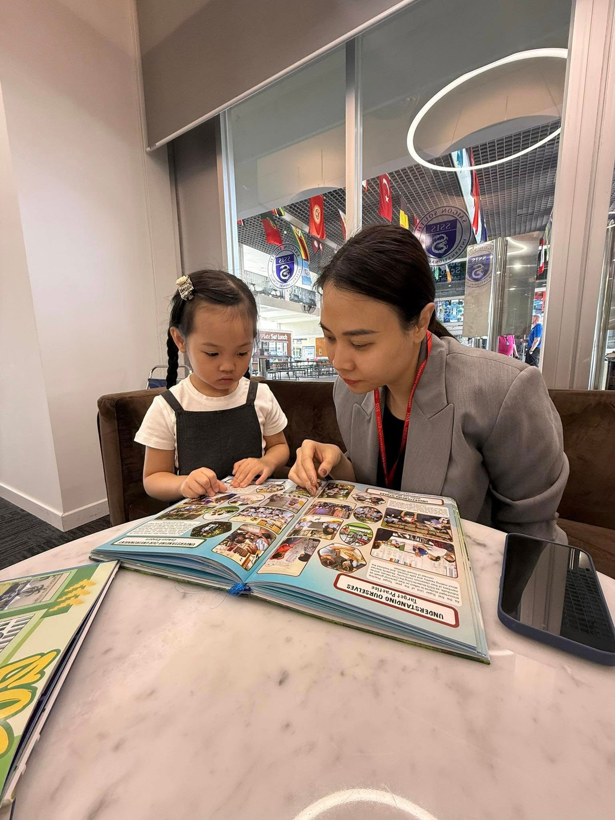 Đàm Thu Trang đưa con gái lớn Suchin đi chọn trường tiểu học. Ảnh: FB Nguyen Quoc Cuong