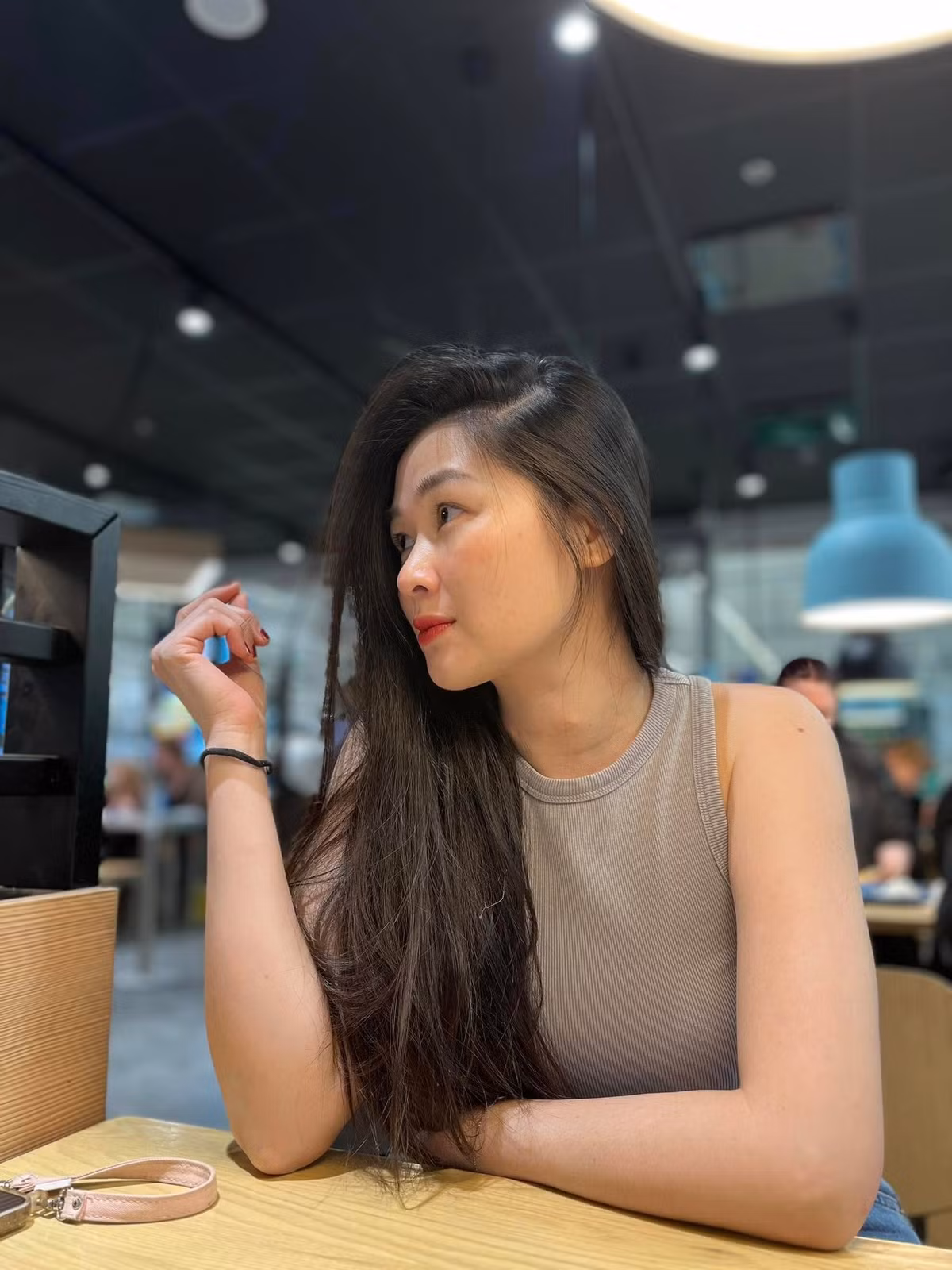 Người mẫu Mạc Anh Thư để mặt mộc khi đến lớp học ở Phần Lan. Ảnh: FB Mạc Anh Thư