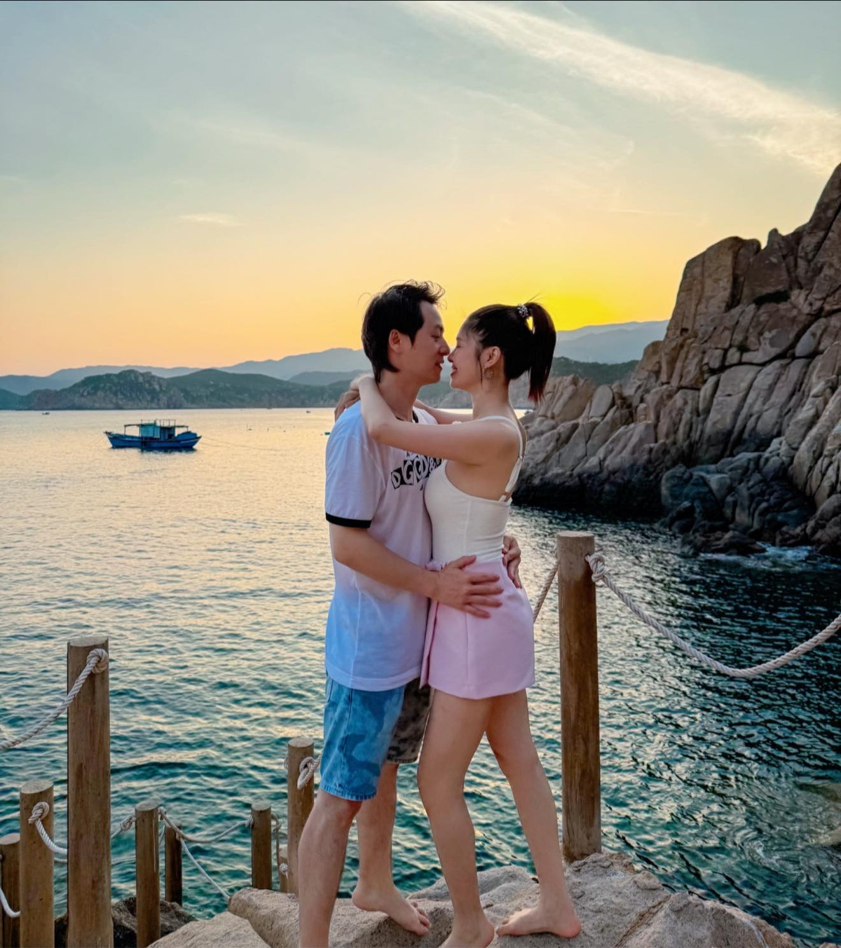 Vợ chồng Thủy Anh - Đăng Khôi tình tứ ngắm hoàng hôn bên biển. Ảnh: FB Thuy Anh Le