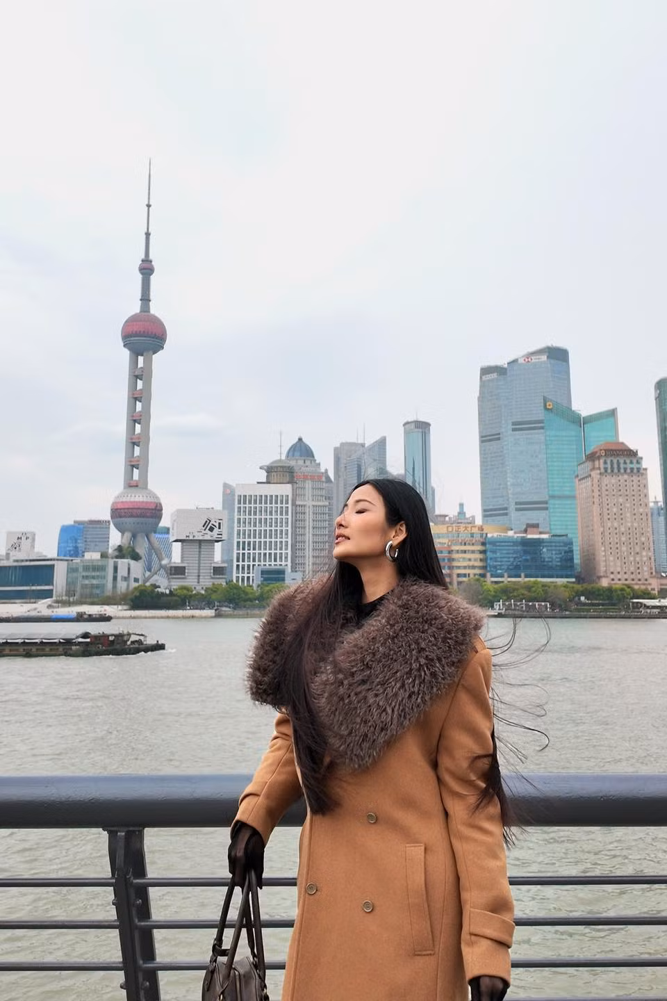 Hoàng Thùy tranh thủ khám phá Thượng Hải. Ảnh: FB Hoang Thuy