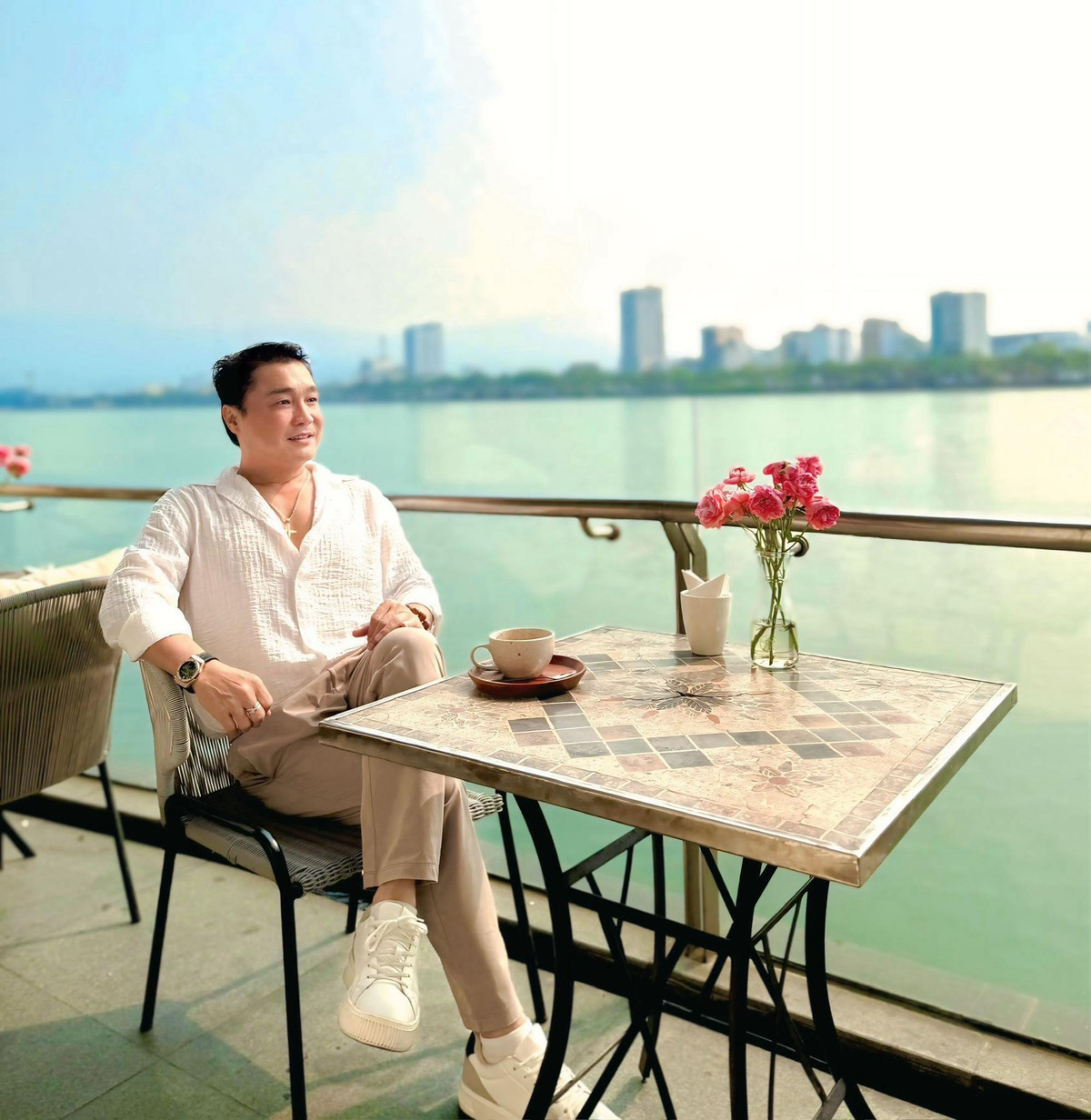 Lý Hùng uống cà phê sáng trên dòng sông Hàn - Đà Nẵng. Ảnh: FB Lý Hùng