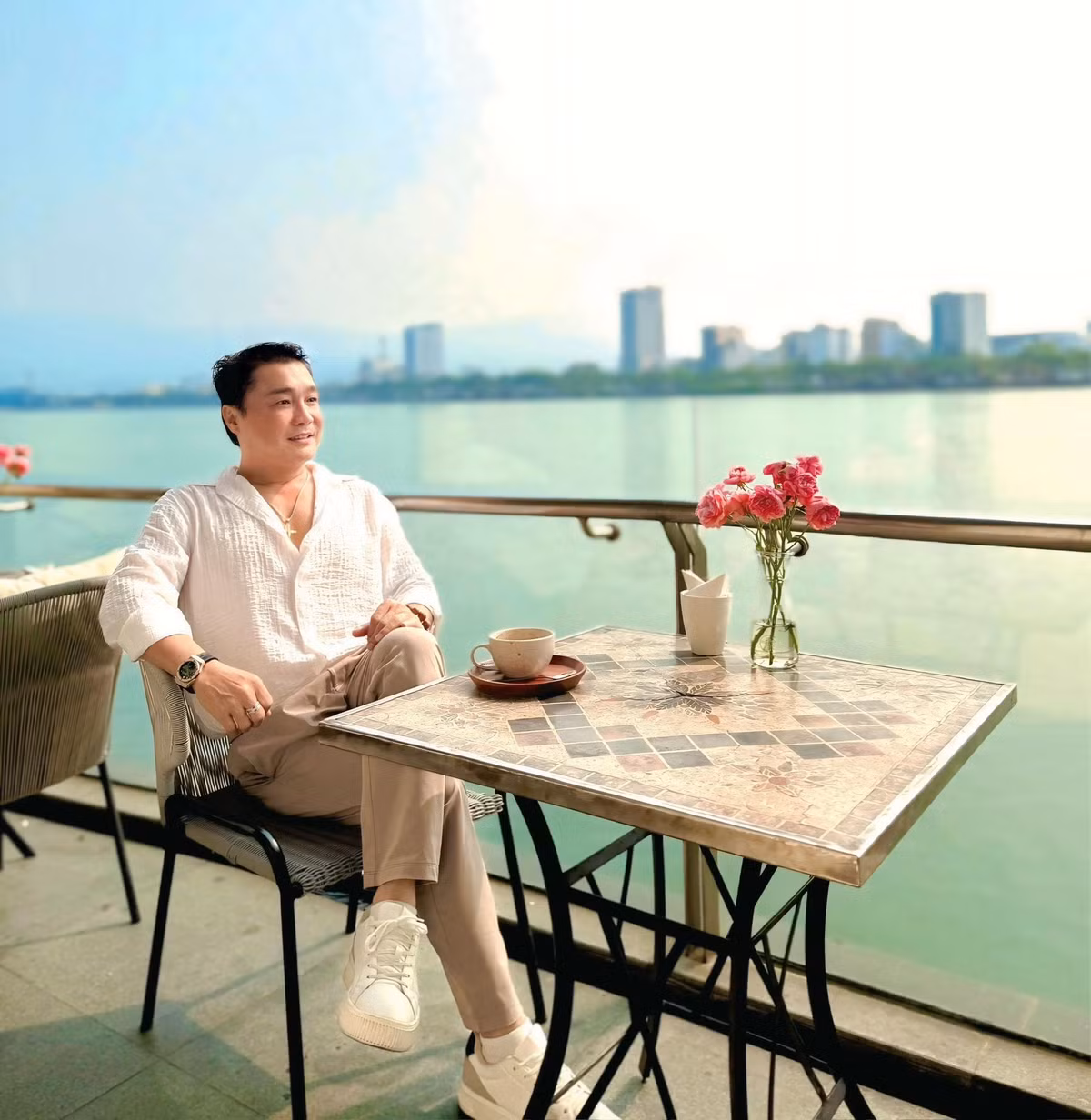 Lý Hùng uống cà phê sáng trên dòng sông Hàn - Đà Nẵng. Ảnh: FB Lý Hùng