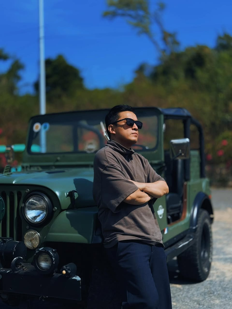 Ca sĩ Lam Trường thăm thú Côn Đảo. Ảnh: FB Lam Trường