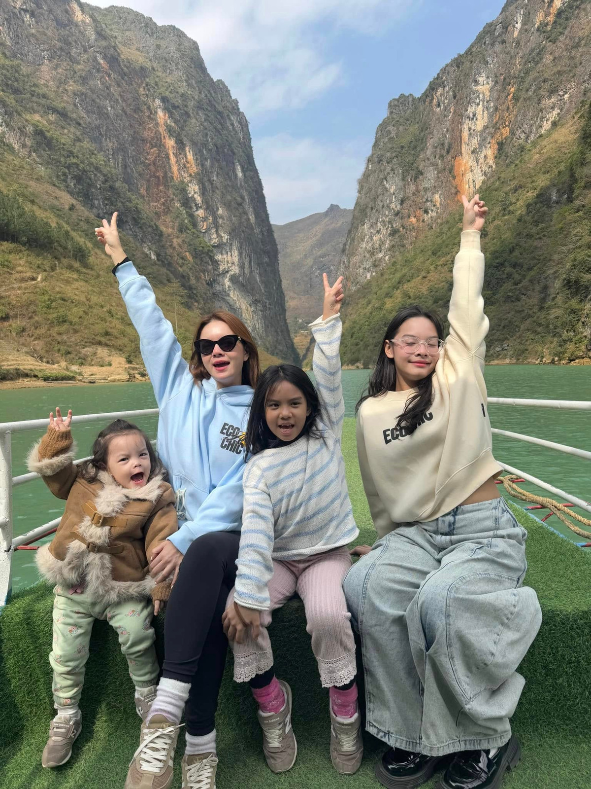 Gia đình ca sĩ Phạm Quỳnh Anh du xuân ở Hà Giang. Ảnh: FB Phạm Quỳnh Anh