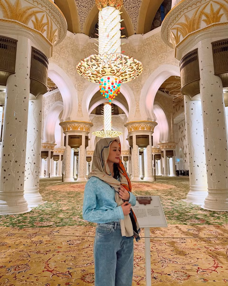 Ca sĩ Thiều Bảo Trang ấn tượng vẻ lộng lẫy của các công trình ở Ả Rập. Ảnh: FB Thiều Bảo Trang